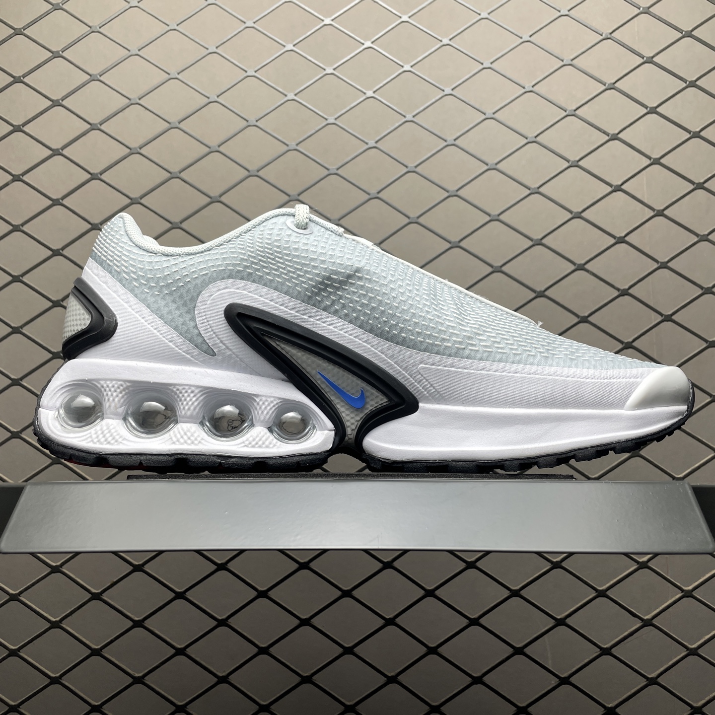 纯原版本 NK Air Max Dn 气垫跑鞋 DV3337-005 全新鞋款在同侧采用了四个圆柱仓式的