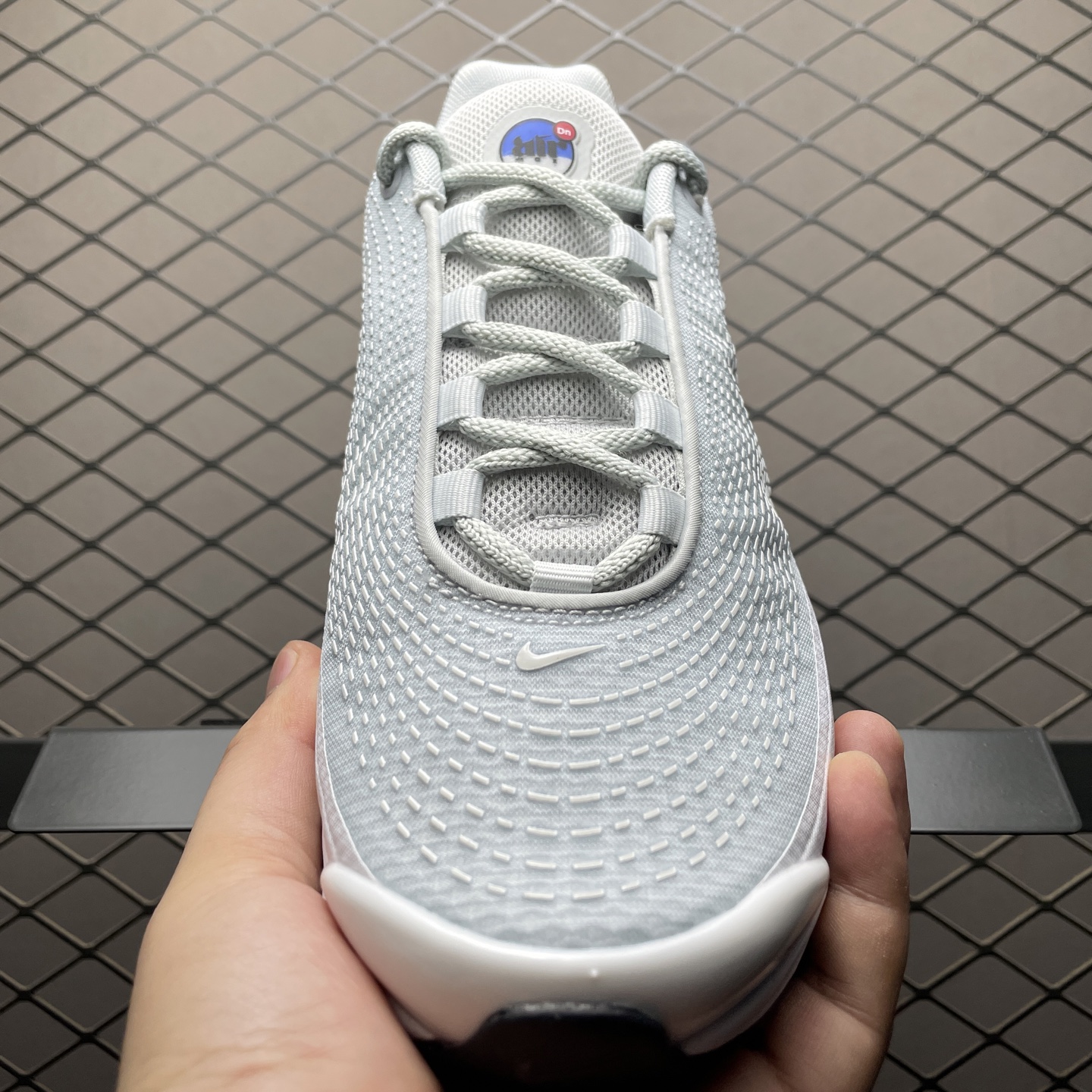 纯原版本 NK Air Max Dn 气垫跑鞋 DV3337-005 全新鞋款在同侧采用了四个圆柱仓式的