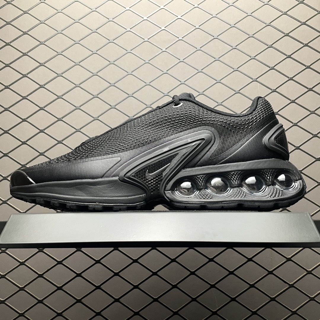 纯原版本 NK Air Max Dn 气垫跑鞋 全新鞋款在同侧采用了四个圆柱仓式的设计，不仅有防滑耐磨性