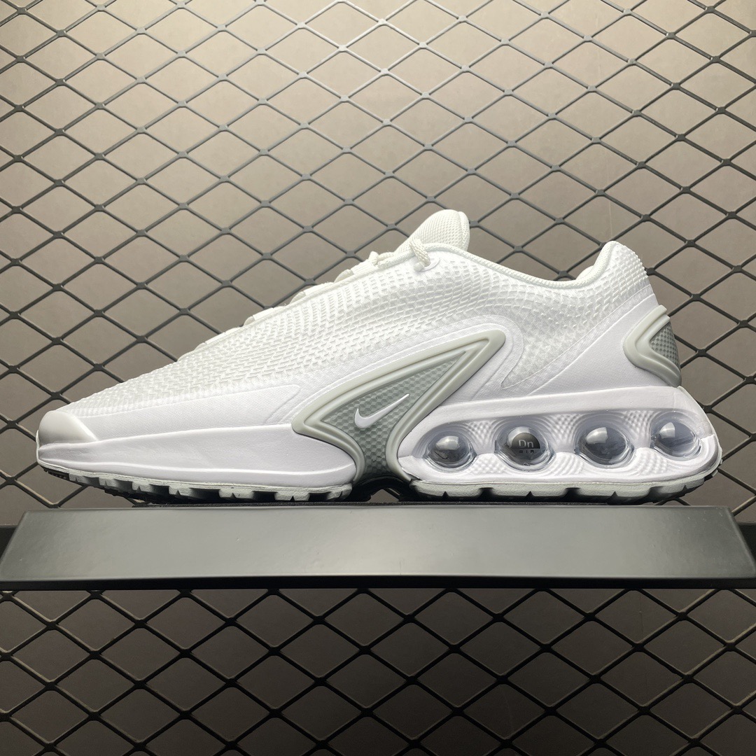 纯原版本 NK Air Max Dn 气垫跑鞋 全新鞋款在同侧采用了四个圆柱仓式的设计，不仅有防滑耐磨性