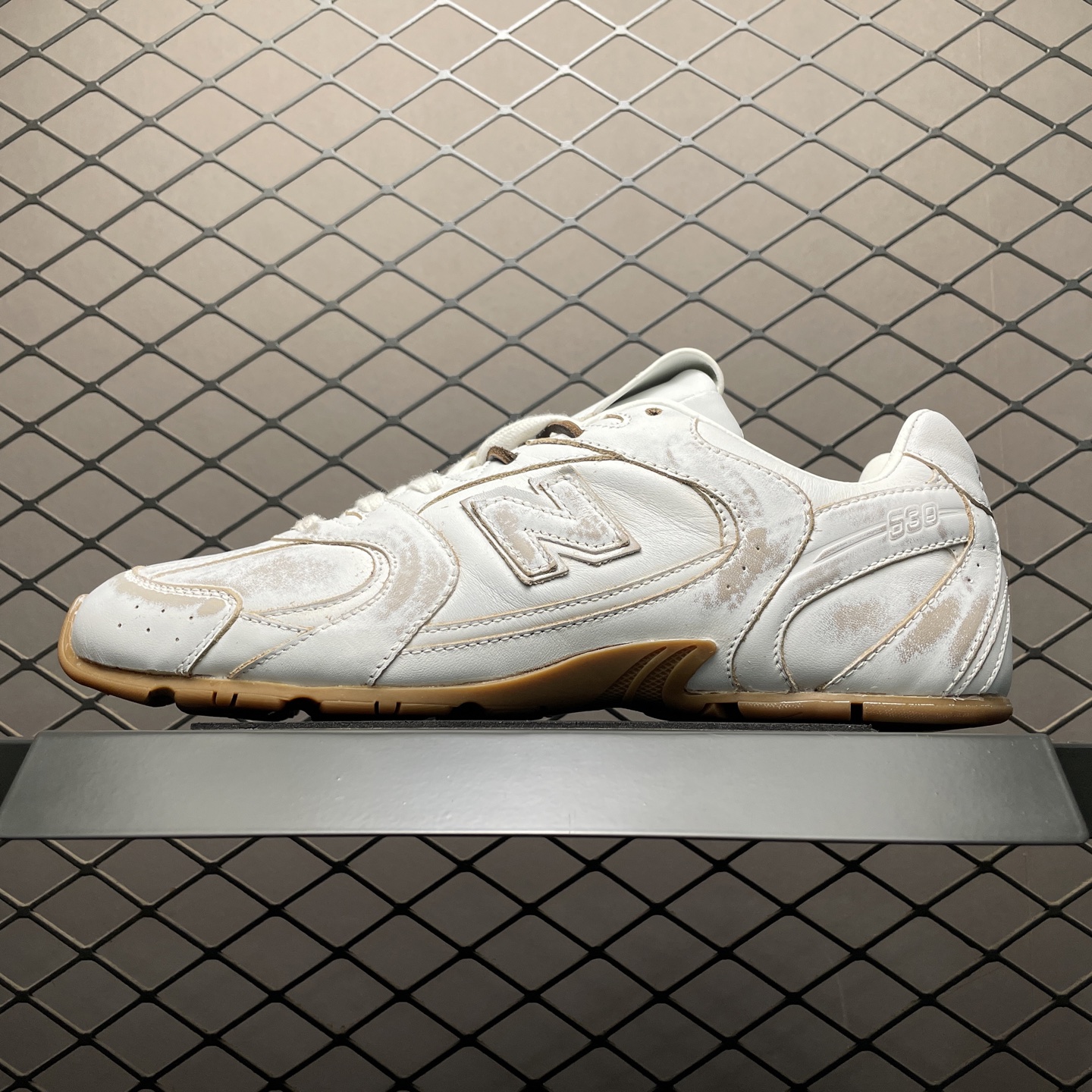 💰350  纯原 Miu Miu x New Balance 新百伦 缪缪联名款复古休闲鞋 5E165E_3F33_F0009_F_D005 真正原厂数据开发 正确卡色皮料冲裁组合 羊皮内里 独立私模大底 全网唯一正确组合大底 高端零售专供产物 尺码：35 35.5 36 36.5 37 37.5 38 38.5 39 39.5 40 40.5 41 41.5 42 43 44 编号：40OGTUM