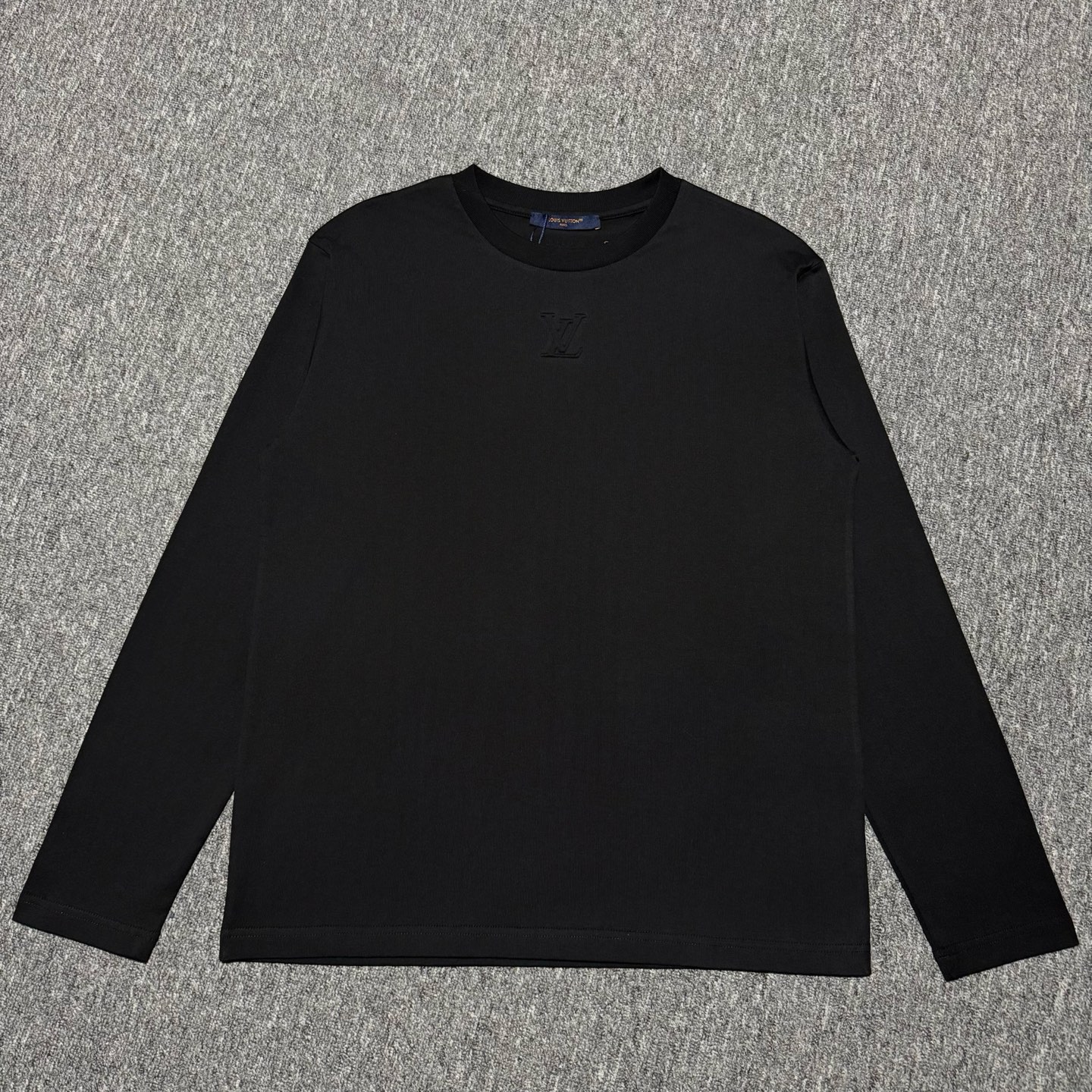 本地自取💰200 核心主推好价 S# LV 立体浮雕打底长袖 真正原版购回开发打版  高端零售专供 品质保证 100%放心出街 尺码：S M L 编号：25IEFF77 

面料：32支双股精梳长绒棉平纹，230克，成分100%棉
罗纹：32支1乘1双纱精梳棉罗纹，330克，成分100%棉

独家对版定织定染双股精梳长绒棉纱，成本昂贵，面料手感柔软舒适，布面织法纹路，整体克重质感，与原版面料相同！

工艺：对照原版，还原“空压”工艺，使胸前的logo字母凹凸起伏，呈现立体浮雕效果。整个图案凸起清晰，边缘整洁，与原版整体效果相同！

“空压”背面，所用“复合底衬”特别经过细节处理

市面90%的工厂会选择用“激光”去切割“复合底衬”，这样做速度快省事。同样的款式，而如果遇到白色面料，如果你想要做到跟原版一样干净整洁，必须单独花成本再开一套底衬模具，用刀片去冲压，像我们这样做法。才不会出现复合底衬边缘烧焦，有瑕疵锯齿的情况

后领标处，请人工纯手工缝制，只有两个针点，费时更麻烦。（市面版本多数为用机台平车任意车标，标上有两道明显的长线，一眼尬）

独家定制领标、背后大织唛标，整体大小、材质，均做到与原版一致
