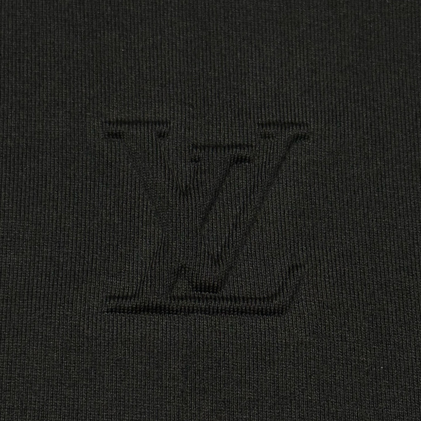 本地自取💰200 核心主推好价 S# LV 立体浮雕打底长袖 真正原版购回开发打版  高端零售专供 品质保证 100%放心出街 尺码：S M L 编号：25IEFF77 

面料：32支双股精梳长绒棉平纹，230克，成分100%棉
罗纹：32支1乘1双纱精梳棉罗纹，330克，成分100%棉

独家对版定织定染双股精梳长绒棉纱，成本昂贵，面料手感柔软舒适，布面织法纹路，整体克重质感，与原版面料相同！

工艺：对照原版，还原“空压”工艺，使胸前的logo字母凹凸起伏，呈现立体浮雕效果。整个图案凸起清晰，边缘整洁，与原版整体效果相同！

“空压”背面，所用“复合底衬”特别经过细节处理

市面90%的工厂会选择用“激光”去切割“复合底衬”，这样做速度快省事。同样的款式，而如果遇到白色面料，如果你想要做到跟原版一样干净整洁，必须单独花成本再开一套底衬模具，用刀片去冲压，像我们这样做法。才不会出现复合底衬边缘烧焦，有瑕疵锯齿的情况

后领标处，请人工纯手工缝制，只有两个针点，费时更麻烦。（市面版本多数为用机台平车任意车标，标上有两道明显的长线，一眼尬）

独家定制领标、背后大织唛标，整体大小、材质，均做到与原版一致