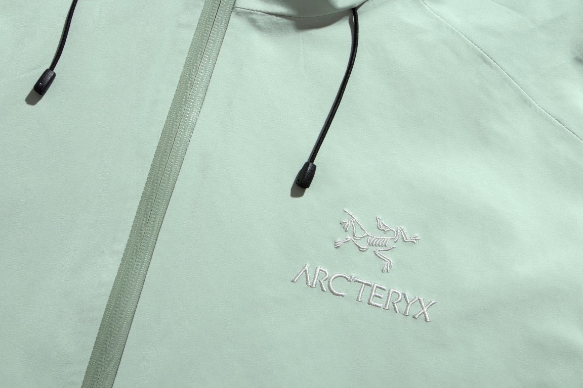 💰P265#款号A07【官网品质】
ARC'TERYX始祖鸟ARC BETA LT GTX户外防水硬壳冲锋衣拉链夹克外套 Yb压胶工艺 弯刀仿生版型 离子防水工艺 采用防水N100d-X 3L GORE-TEX Pro ISO标准90(ISO4)级别高分子材料透气薄膜与纺织品结合 面料达到荷叶水珠滚动效果 高度持久防水透气 防撕裂性能优异 夹克结构经优化 WaterTight拉链配RS拉链头进一步减少接缝大小和夹克重量 Alpha SV的性能设计齐全 有头盔兼容StormHood帽兜 腋下拉链和拼接剪裁 一直是恶劣环境长期使用的理想选择 传统风琴交叉反向进入高山口袋设置在高位 VISLON中央正面拉链 可调节Velcro袖口魔术贴标签 兼容Zip-in 在胸前采用百达灵机器绣上了ARC TERYX徽标 ALPHA SV夹克是Arc’teryx的明星产品 一直在高山恶劣环境中表现突出 现在功能更强大 重量更轻
颜色/colour:以太蓝/间影蓝/次元灰/菲诺橙/云水蓝/象牙白/开普勒绿/碳素黑/复古绿/幸运粉
尺码/size:S/M/L/XL