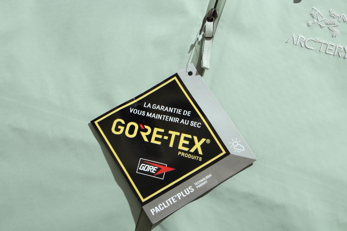 💰P265#款号A07【官网品质】
ARC'TERYX始祖鸟ARC BETA LT GTX户外防水硬壳冲锋衣拉链夹克外套 Yb压胶工艺 弯刀仿生版型 离子防水工艺 采用防水N100d-X 3L GORE-TEX Pro ISO标准90(ISO4)级别高分子材料透气薄膜与纺织品结合 面料达到荷叶水珠滚动效果 高度持久防水透气 防撕裂性能优异 夹克结构经优化 WaterTight拉链配RS拉链头进一步减少接缝大小和夹克重量 Alpha SV的性能设计齐全 有头盔兼容StormHood帽兜 腋下拉链和拼接剪裁 一直是恶劣环境长期使用的理想选择 传统风琴交叉反向进入高山口袋设置在高位 VISLON中央正面拉链 可调节Velcro袖口魔术贴标签 兼容Zip-in 在胸前采用百达灵机器绣上了ARC TERYX徽标 ALPHA SV夹克是Arc’teryx的明星产品 一直在高山恶劣环境中表现突出 现在功能更强大 重量更轻
颜色/colour:以太蓝/间影蓝/次元灰/菲诺橙/云水蓝/象牙白/开普勒绿/碳素黑/复古绿/幸运粉
尺码/size:S/M/L/XL