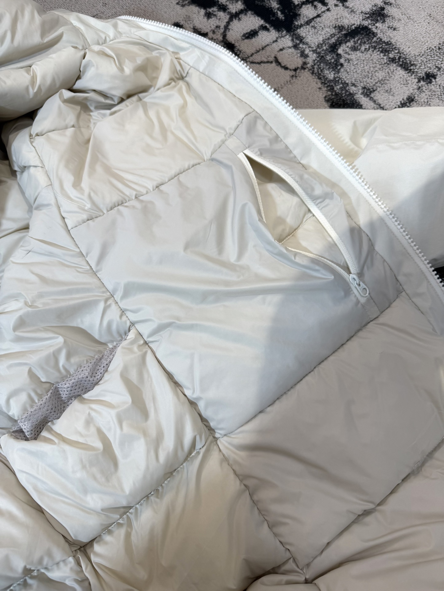 Arc’teryx Kobah Parka: Ultimate Winter Luxury with “Walking Feathers” - 图片 5