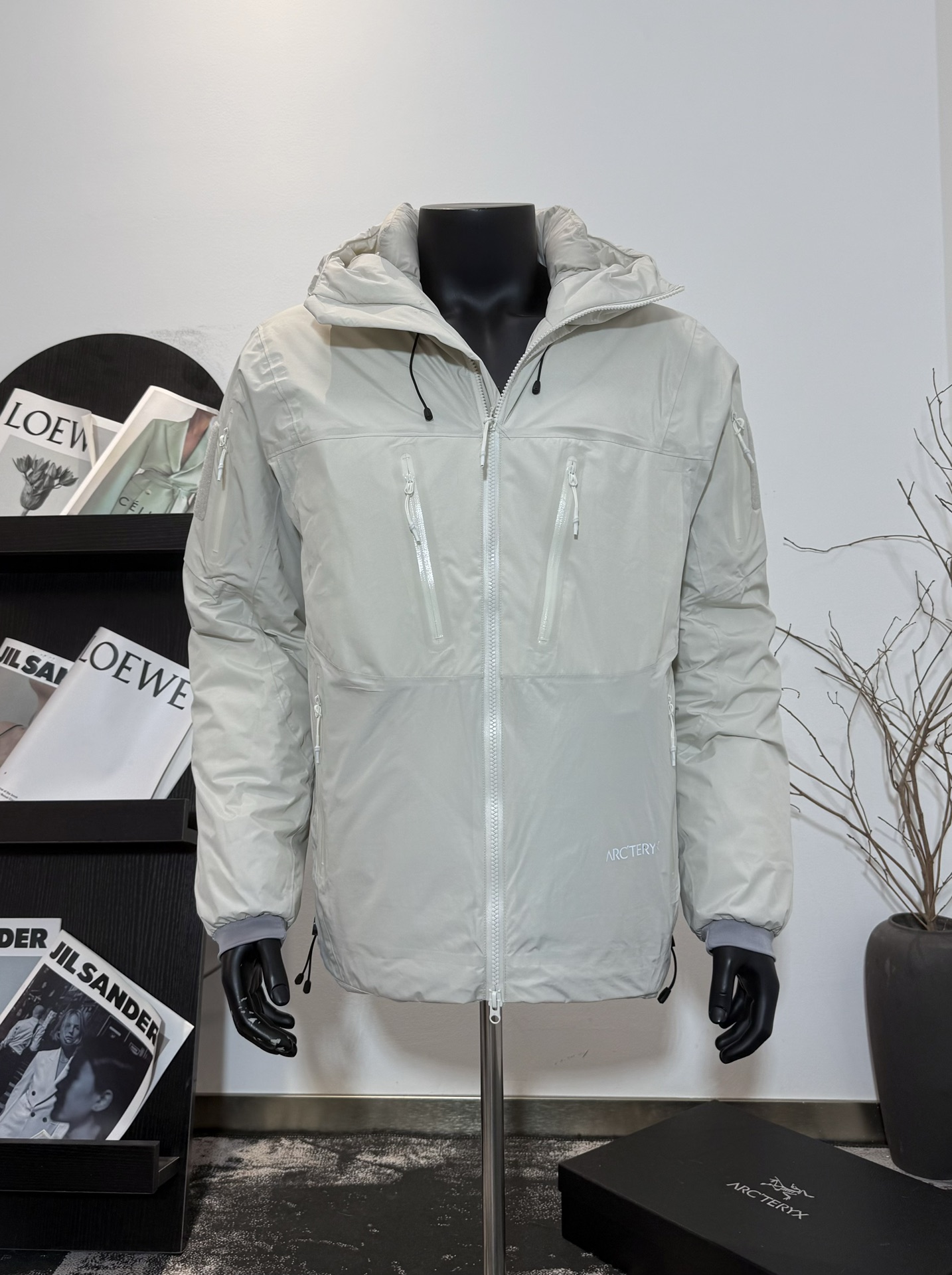 Arc’teryx Kobah Parka: Ultimate Winter Luxury with “Walking Feathers”
