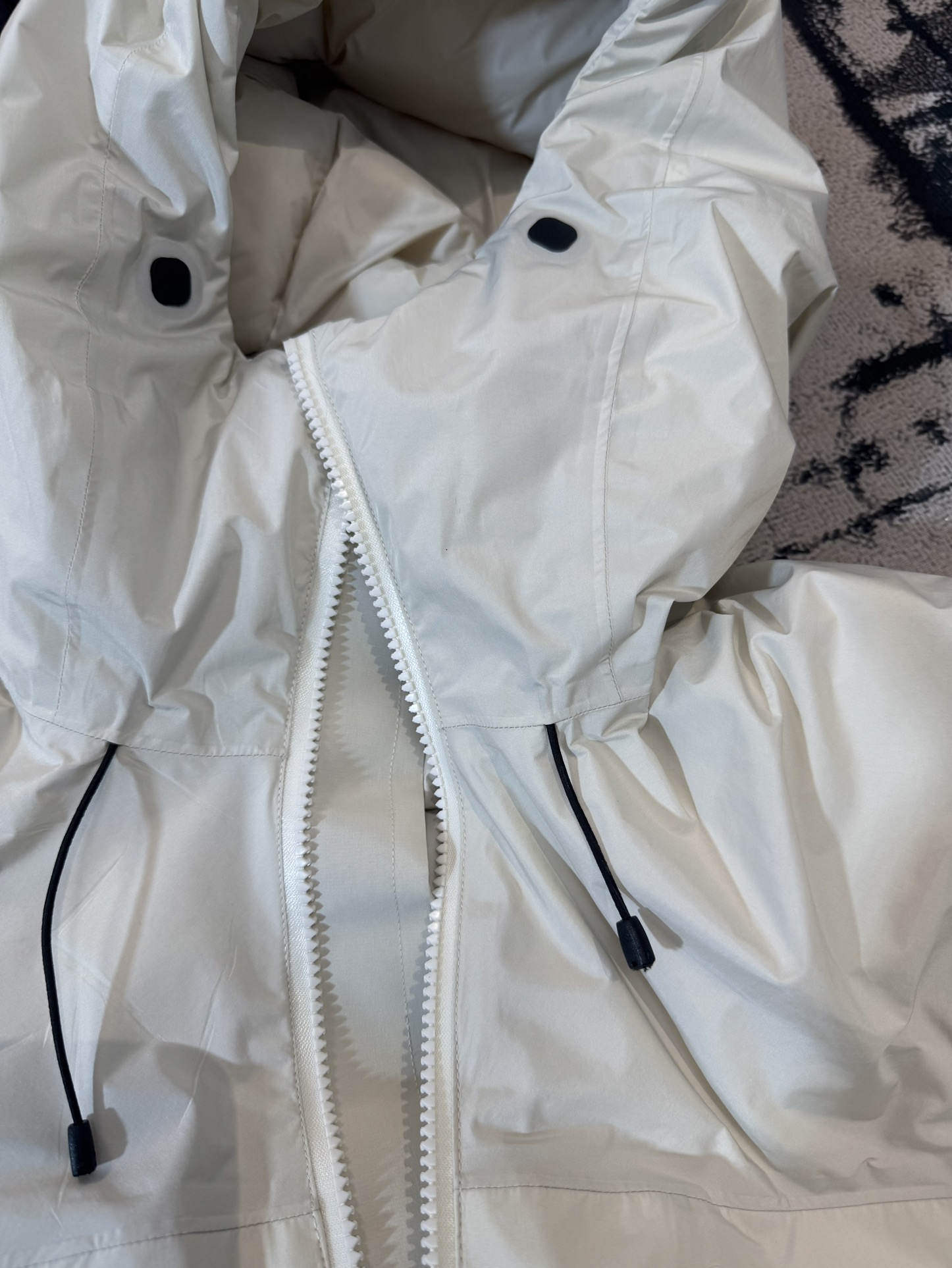 Arc’teryx Kobah Parka: Ultimate Winter Luxury with “Walking Feathers” - 图片 3