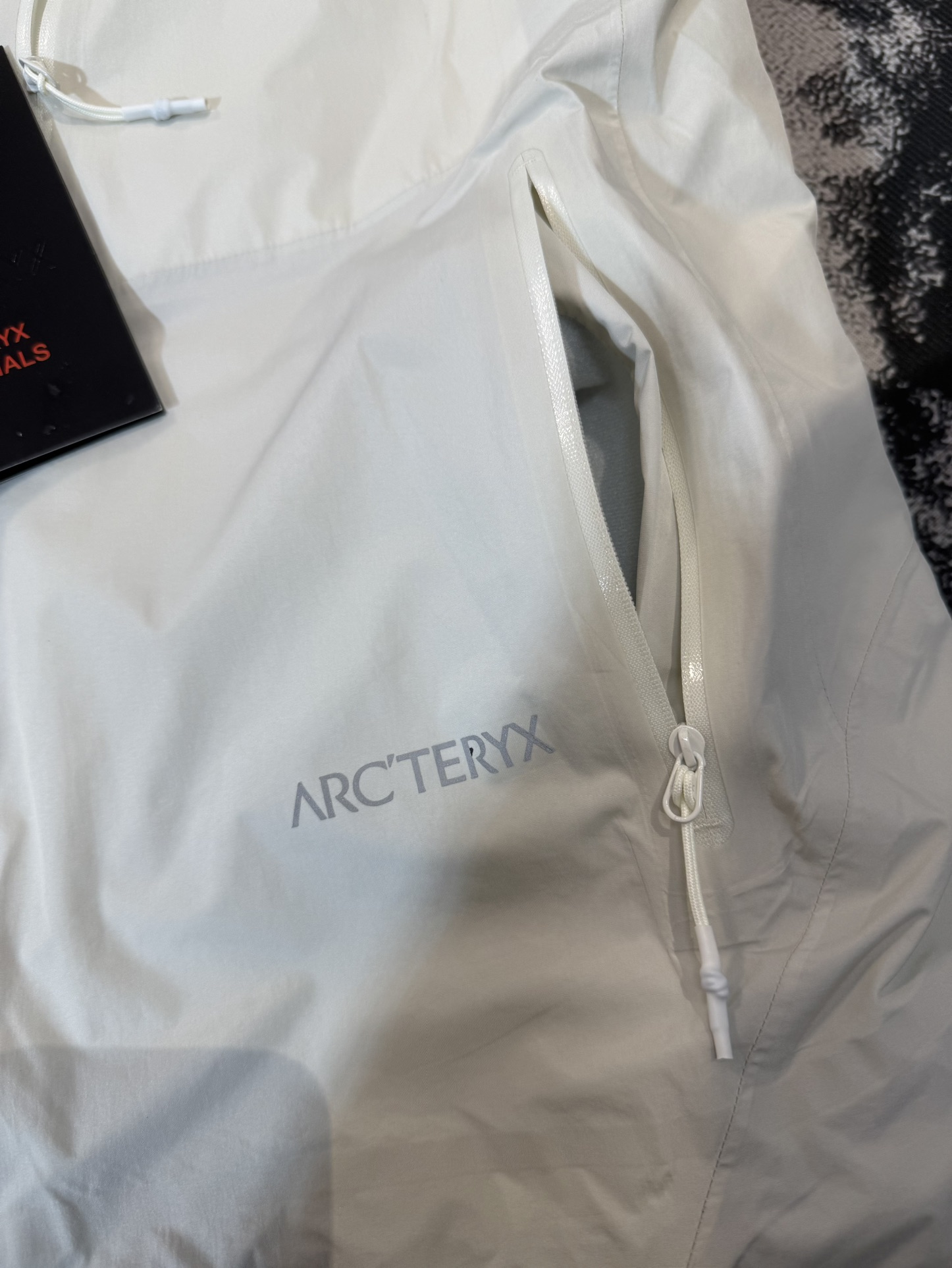 Arc’teryx Kobah Parka: Ultimate Winter Luxury with “Walking Feathers” - 图片 9
