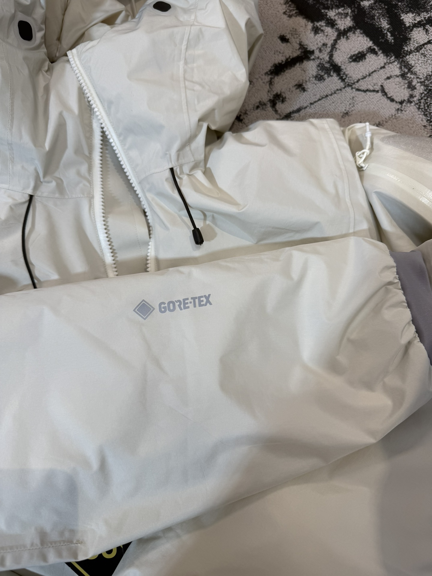 Arc’teryx Kobah Parka: Ultimate Winter Luxury with “Walking Feathers” - 图片 4