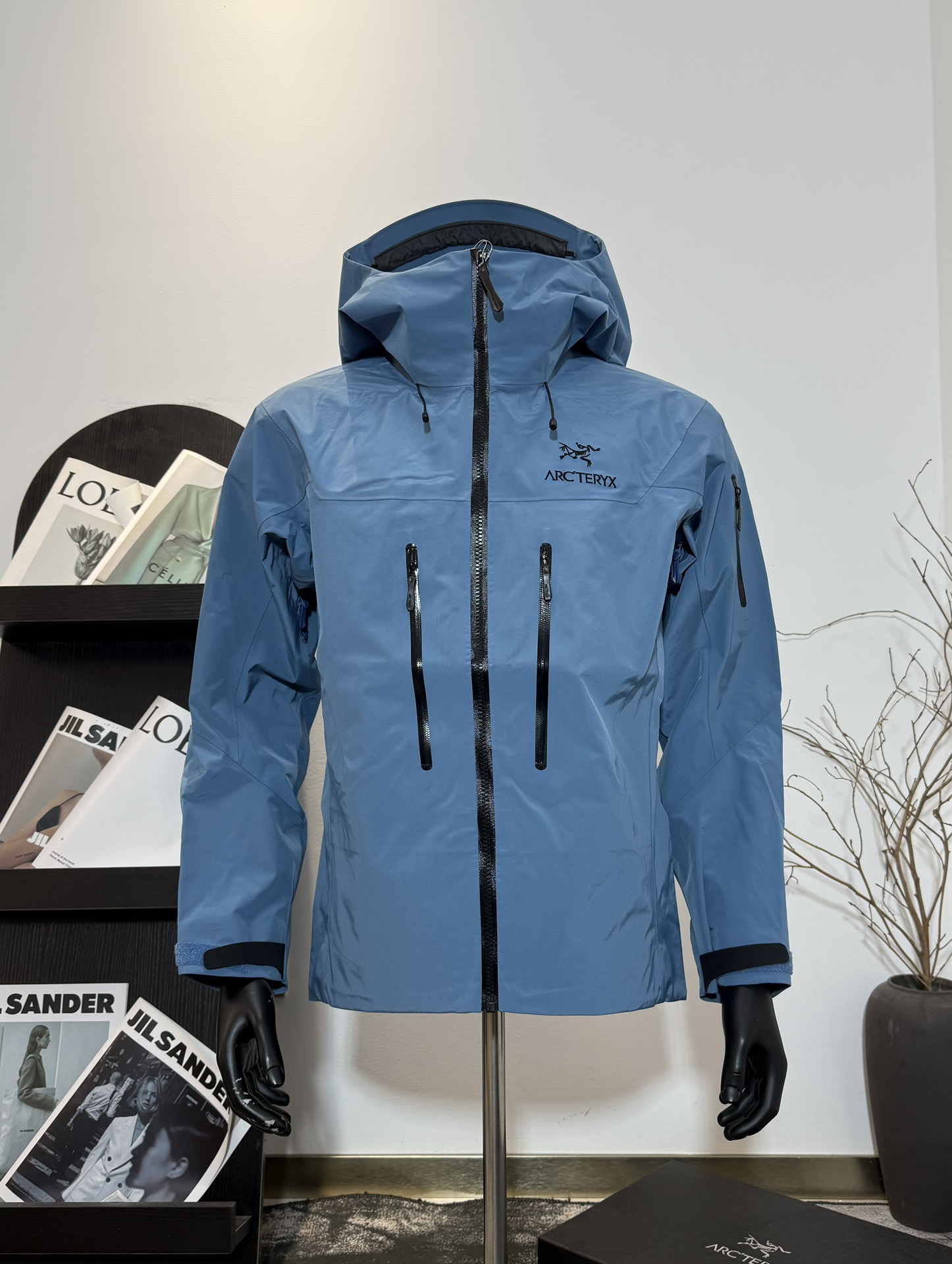 ARC’TERYX Alpha SV GORE-TEXPro Waterproof Jacket: Ultimate Protection for Outdoor Adventures - 图片 1