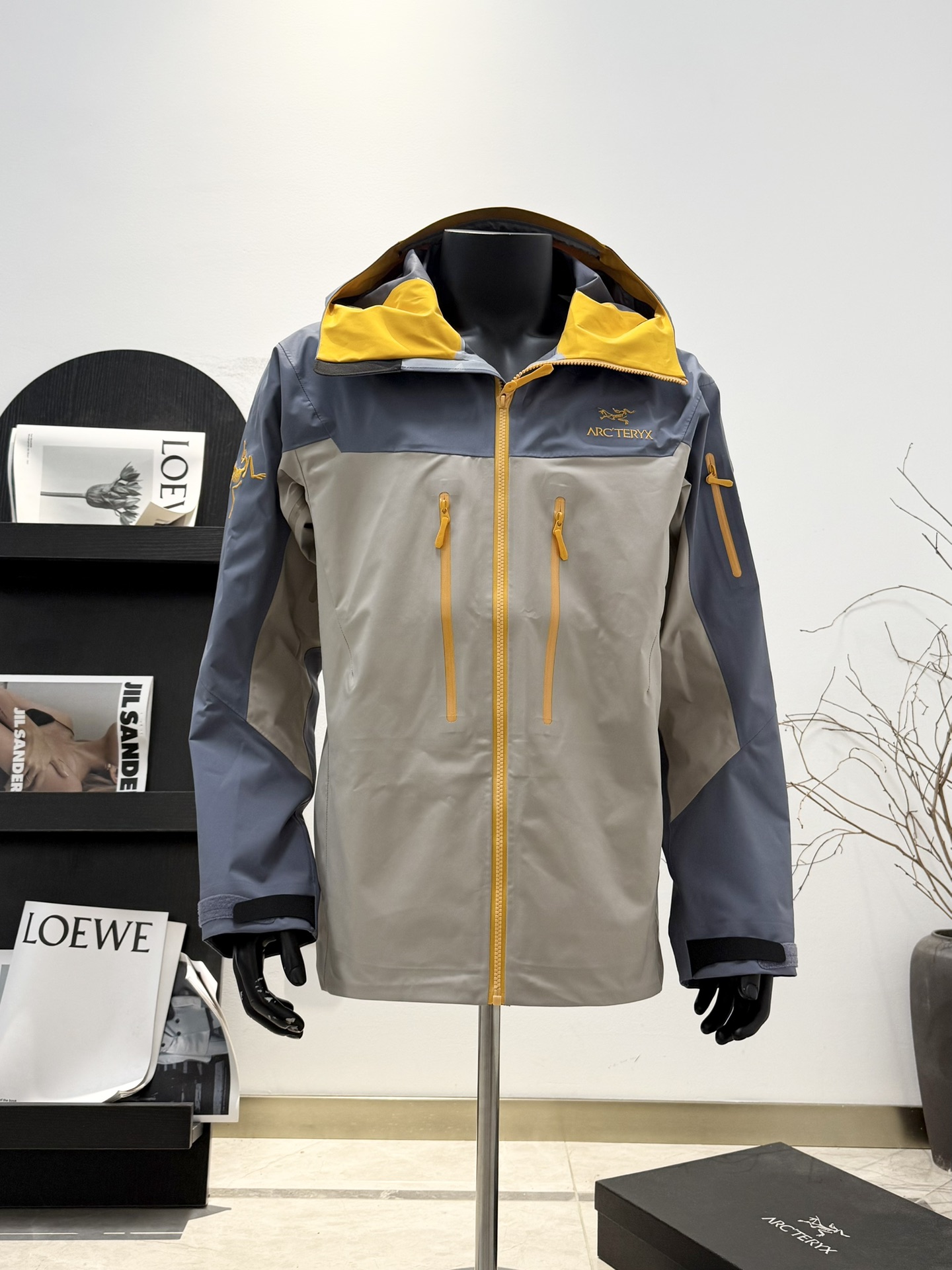 NO:121729,#ARC'TERYX# Archaeoptera Alpha SV LNY Snake Year Limited Hard Shell Jacket #Arcteryx Archaeoptera Alpha sv LNY Snake Year Limited Everyone Sunday Every year Archaeoptera will use the twelve zodiac signs as the idea of ​​a joint new year limited edition. This year is no exception. The logo of the snake year limited edition chest is a gold label. The snake pattern on the sleeves is also eye-catching. The hat is also a snake scale. The color of the whole dress is golden-dark blue-brown. The overall design looks bright and the design is full. The color matching is also very good!  Alpha SV JACKET Hard Shell Limited Alpha SV JACKET is decorated with snake-shaped patterns on the cuffs and inner pockets. The edges of the limited hat are also dotted with snake scale printing design. The tough spirit represented by snake 