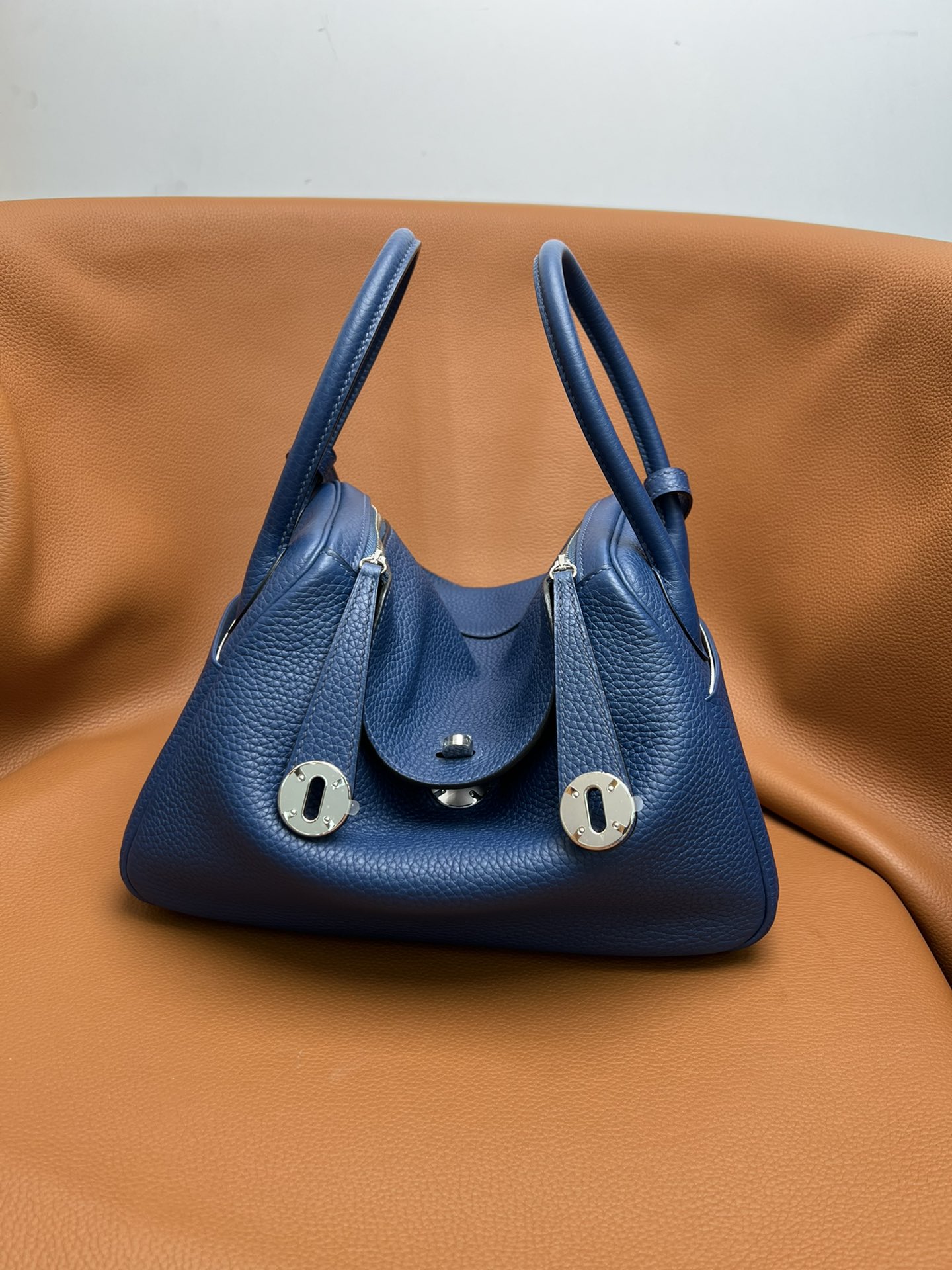 Hermès The most cost-effective Hermes rare matching crocodile leather stitching Lindy26 deep blue silver buckle