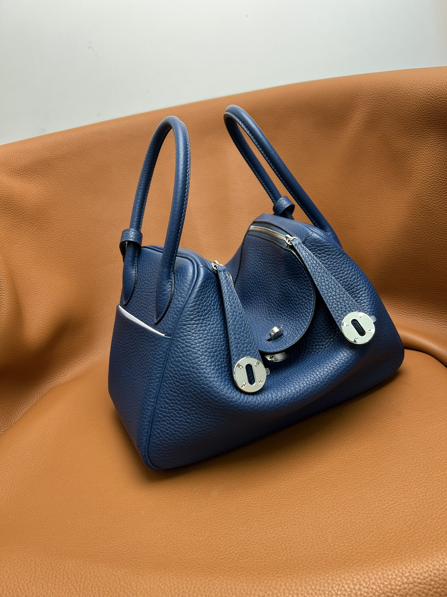 Hermès The most cost-effective Hermes rare matching crocodile leather stitching Lindy26 deep blue silver buckle