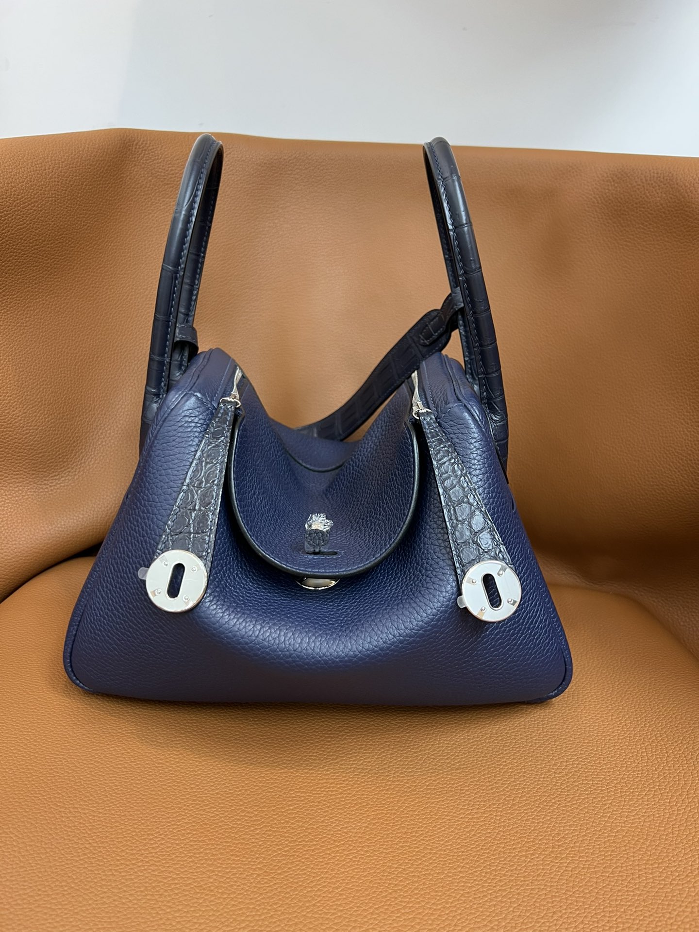 Hermès The most cost-effective Hermes rare matching crocodile leather stitching Lindy26 sapphire blue silver buckle