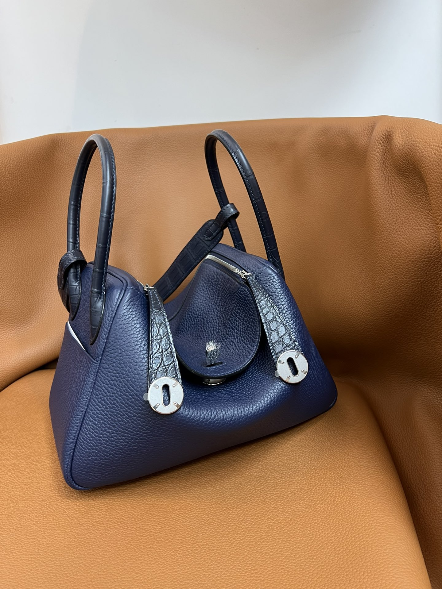 Hermès The most cost-effective Hermes rare matching crocodile leather stitching Lindy26 sapphire blue silver buckle