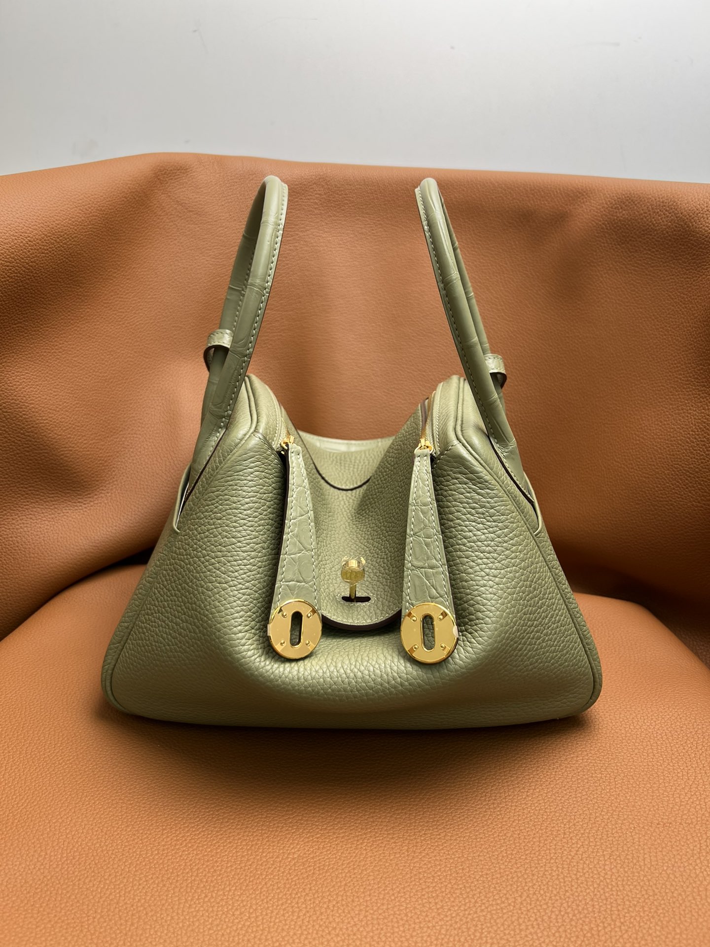 Hermès The most cost-effective Hermes rare matching crocodile leather stitching Lindy26 sage gold buckle