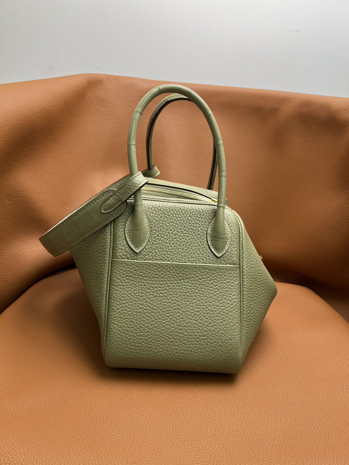 Hermès The most cost-effective Hermes rare matching crocodile leather stitching Lindy26 sage gold buckle