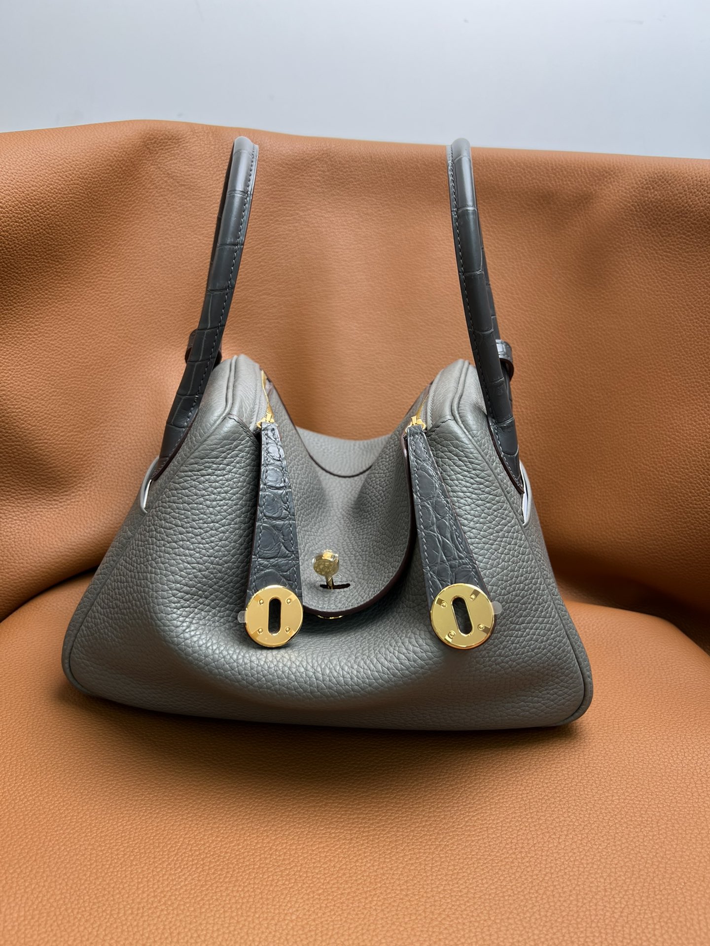 Hermès The most cost-effective Hermes rare matching crocodile leather stitching Lindy26 cumulonimbus gray gold buckle