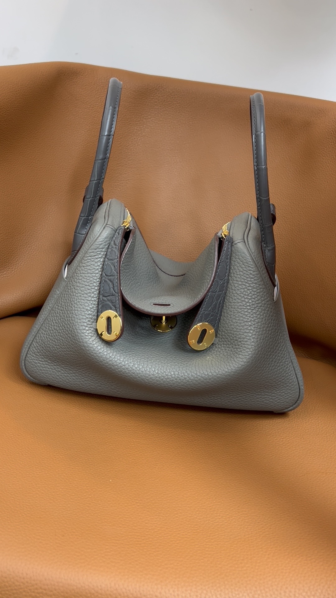 Hermès The most cost-effective Hermes rare matching crocodile leather stitching Lindy26 cumulonimbus gray gold buckle
