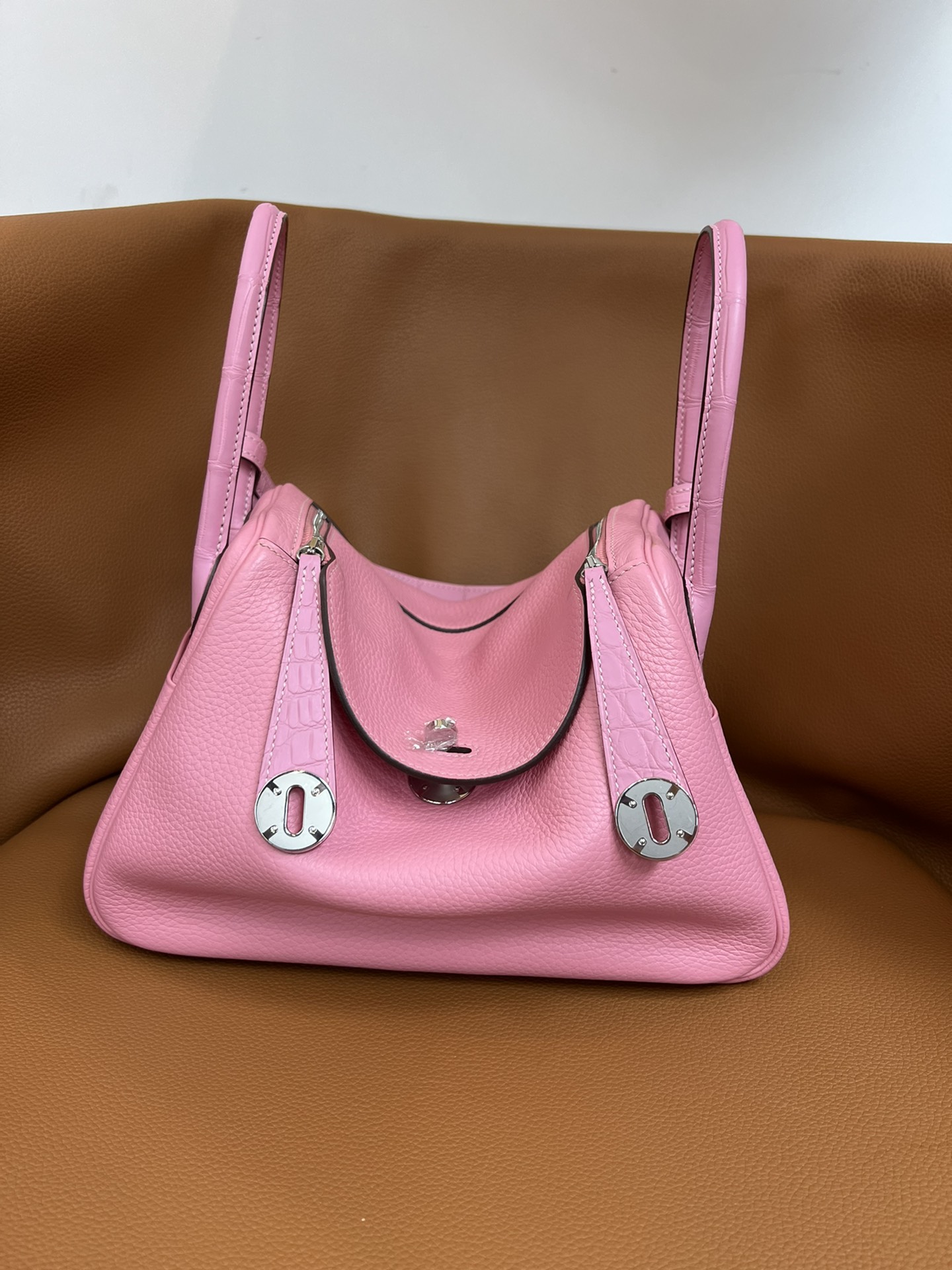 Hermès The most cost-effective Hermes rare matching crocodile leather stitching Lindy26 cherry blossom pink silver buckle