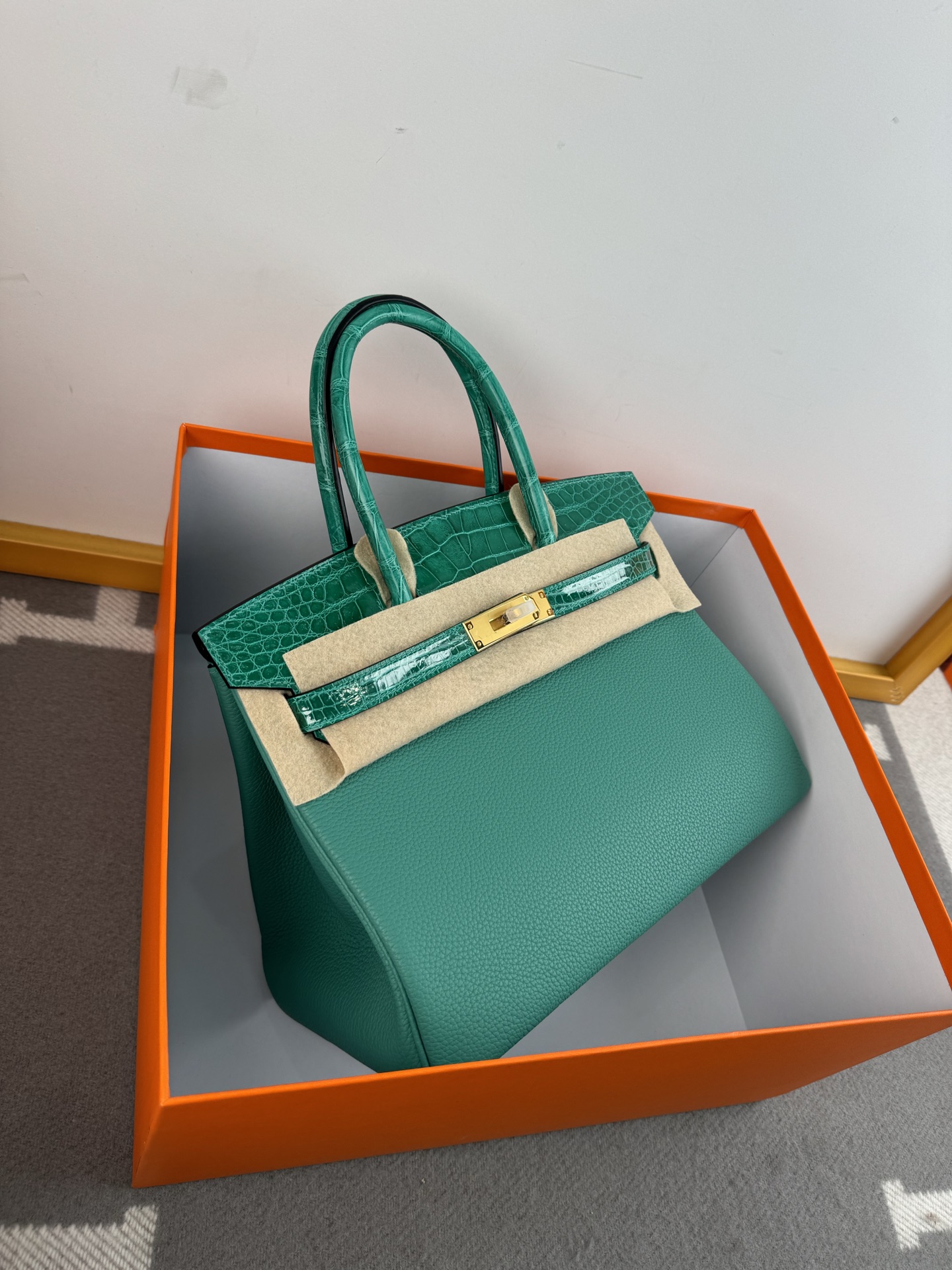 Birkin 30cm Emerald Green Togo Leather and Crocodile Gold Hardware Bag 3 i1739690192527 6227 0 2