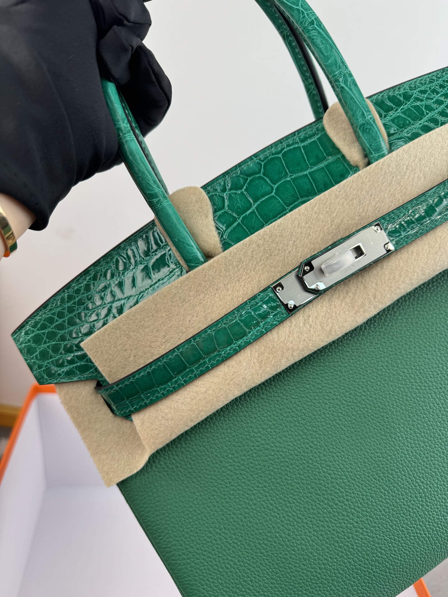 Hermès Birkin 30 Touch Emerald Green Togo Leather and Alligator Handbag 6 i1739690681945 6796 0 5