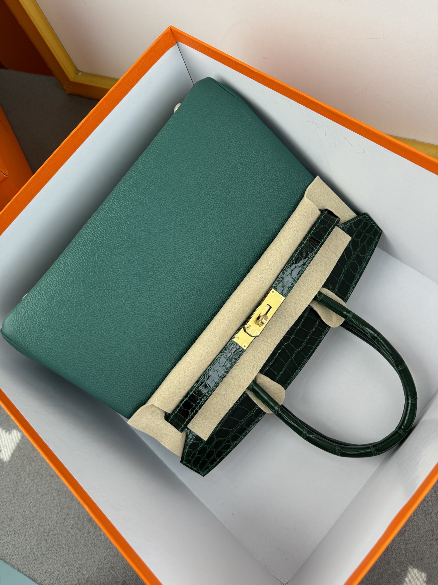 Birkin 30cm Emerald Green Togo Leather and Crocodile Gold Hardware 4 i1739698406062 5102 0 3