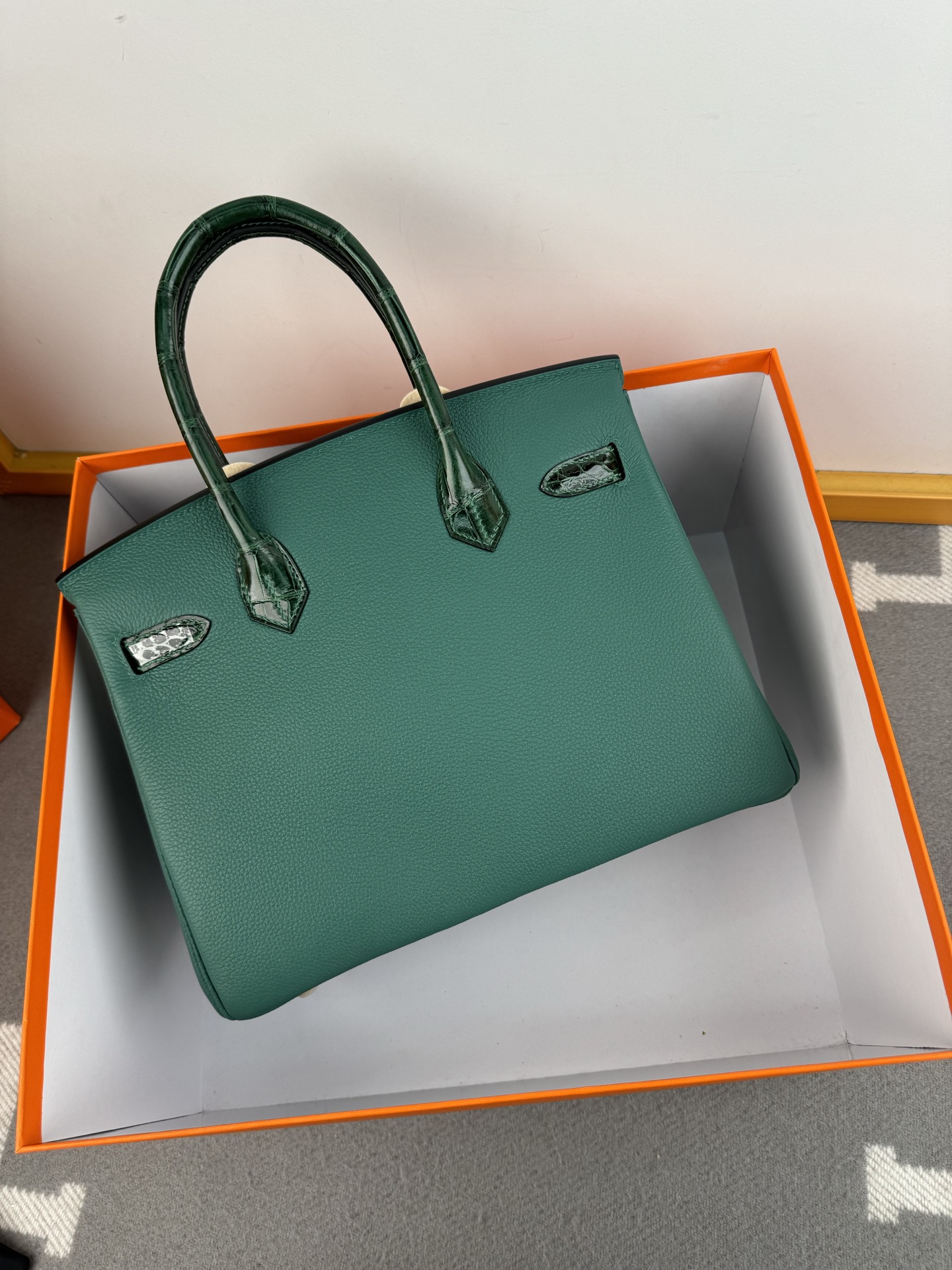 Birkin 30cm Emerald Green Togo Leather and Crocodile Gold Hardware 3 i1739698406062 7346 0 2