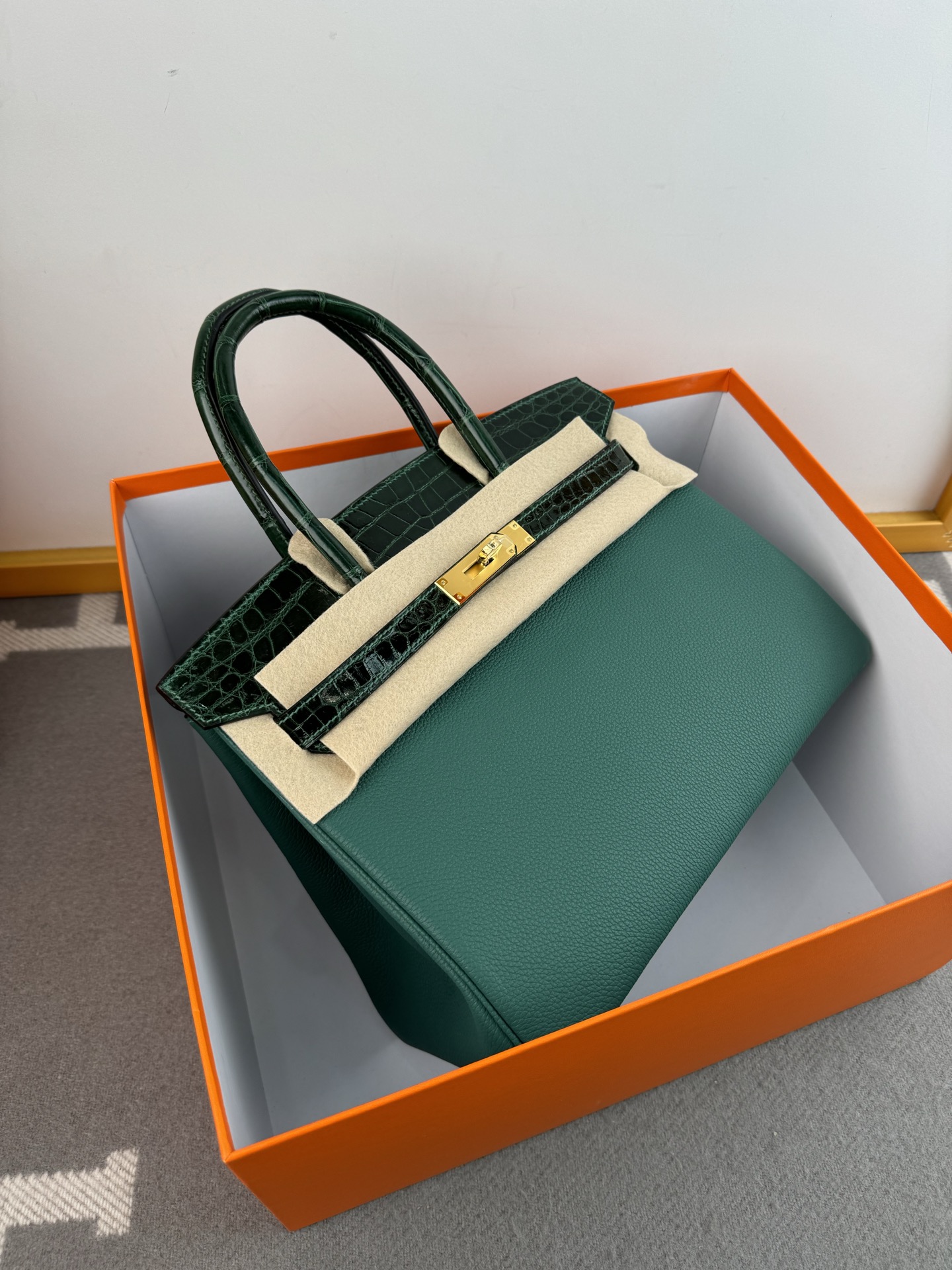 Birkin 30cm Emerald Green Togo Leather and Crocodile Gold Hardware 10 i1739698411507 1511 0 9