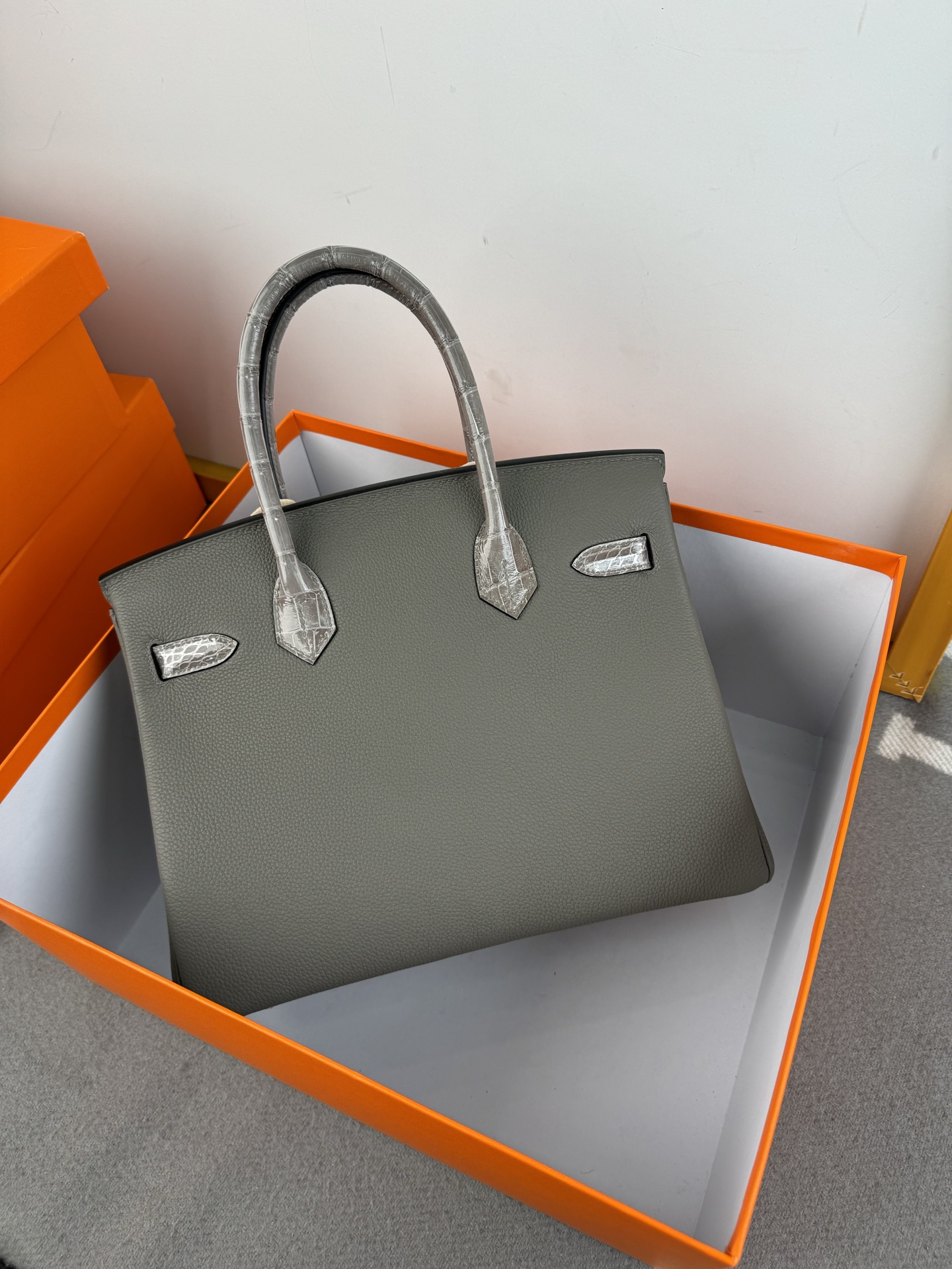 Birkin 30cm Touch Togo Leather & Crocodile Handbag - Cloud Grey, Gold Hardware 4 i1740542818461 7179 0 2