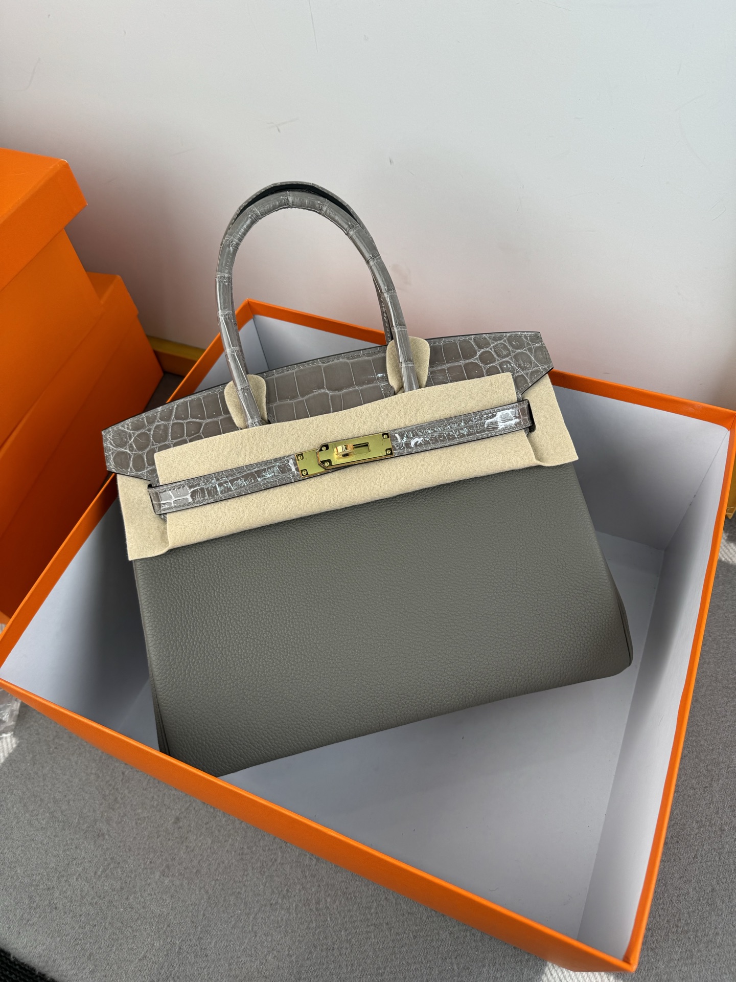 Birkin 30cm Touch Togo Leather & Crocodile Handbag - Cloud Grey, Gold Hardware 3 i1740542818462 368 0 1