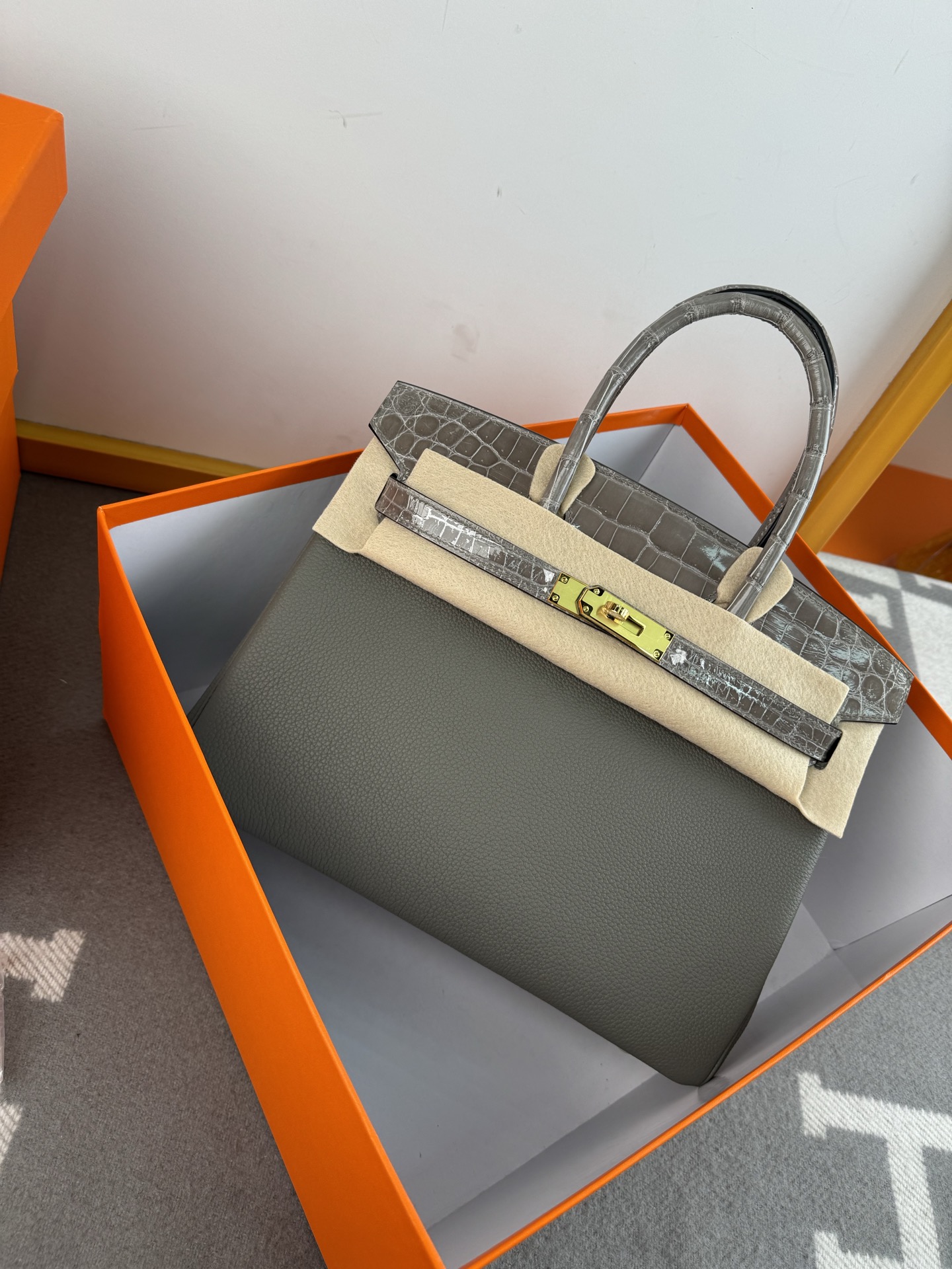 Birkin 30cm Touch Togo Leather & Crocodile Handbag - Cloud Grey, Gold Hardware 6 i1740542820320 2812 0 4
