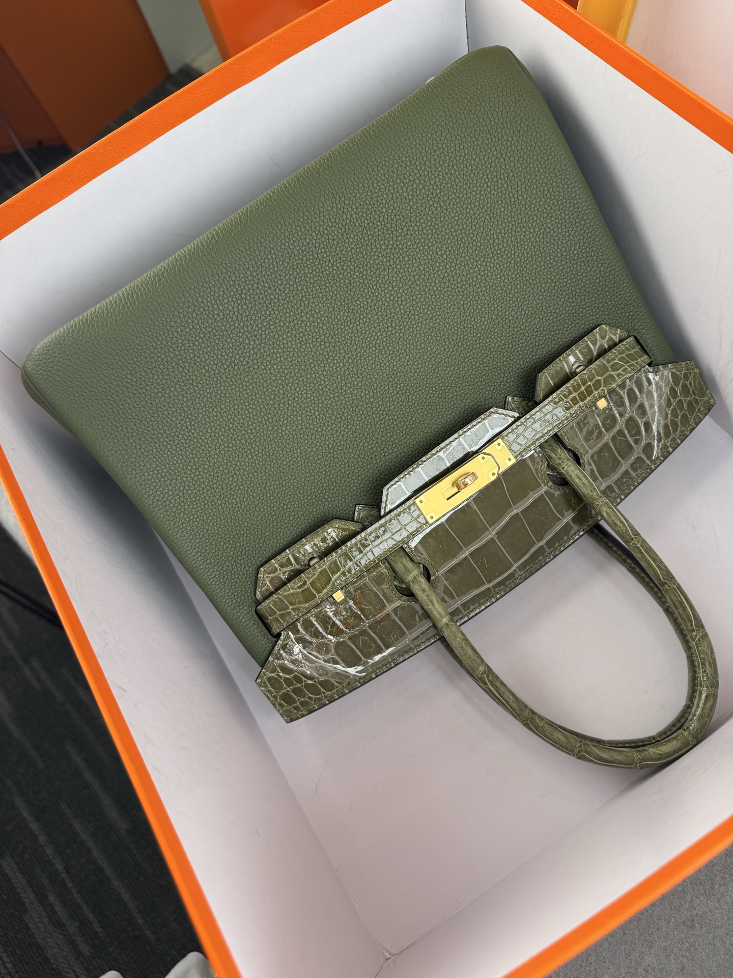 Birkin 30cm Olive Green Togo Leather and Crocodile Handbag with Gold Hardware 9 i1747897325836 3959 0 8