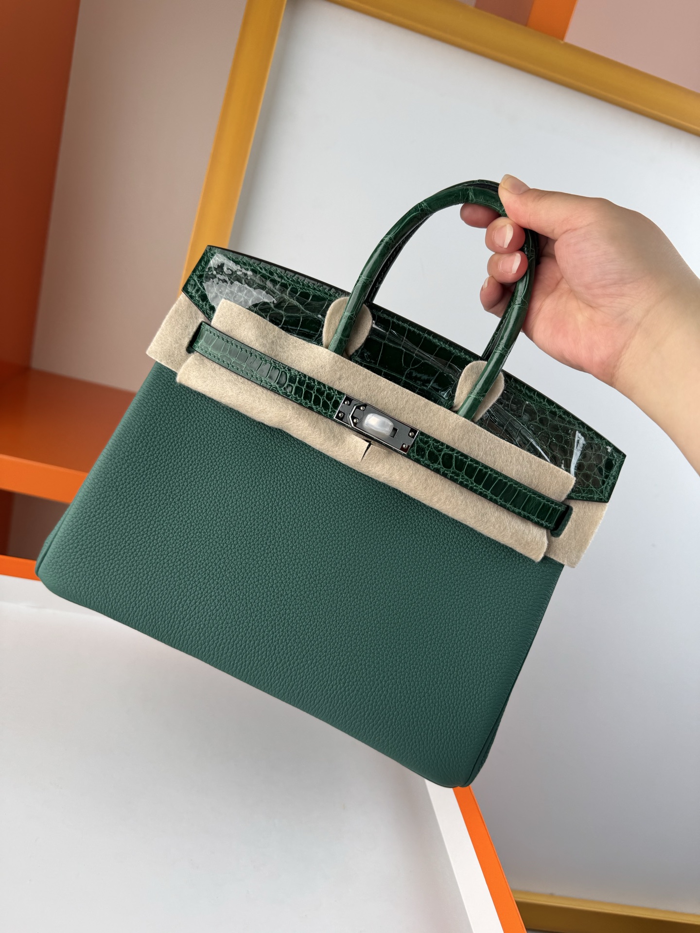Birkin 25cm Emerald Green Togo Leather and Alligator Handbag with Silver Hardware 10 i1747994935413 2652 0 9