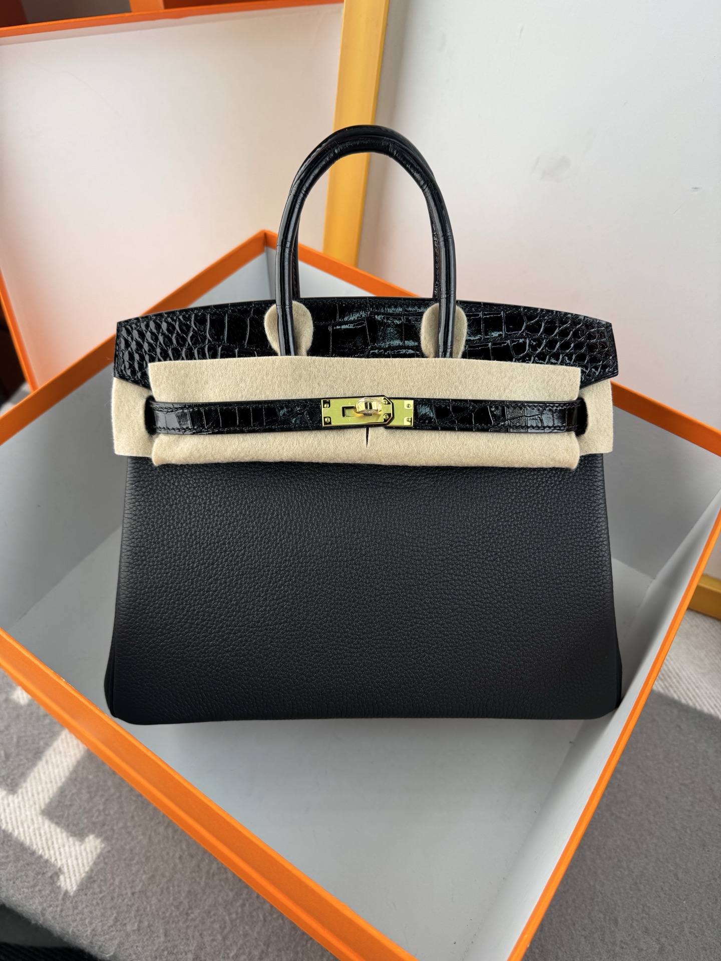 Birkin 25cm Black Togo Leather and Crocodile Top Handle Gold Hardware Bag 9 i1747995255710 159 0 7