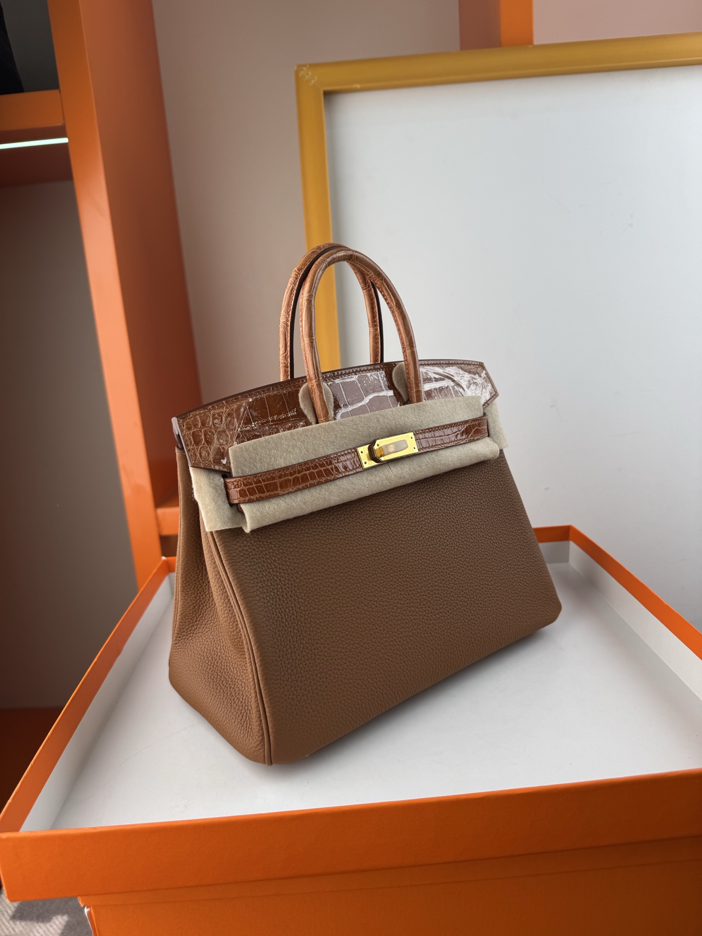 Birkin 25cm Touch Honey Brown Togo Leather and Crocodile Gold Hardware Bag 6 i1748071812435 1481 0 4