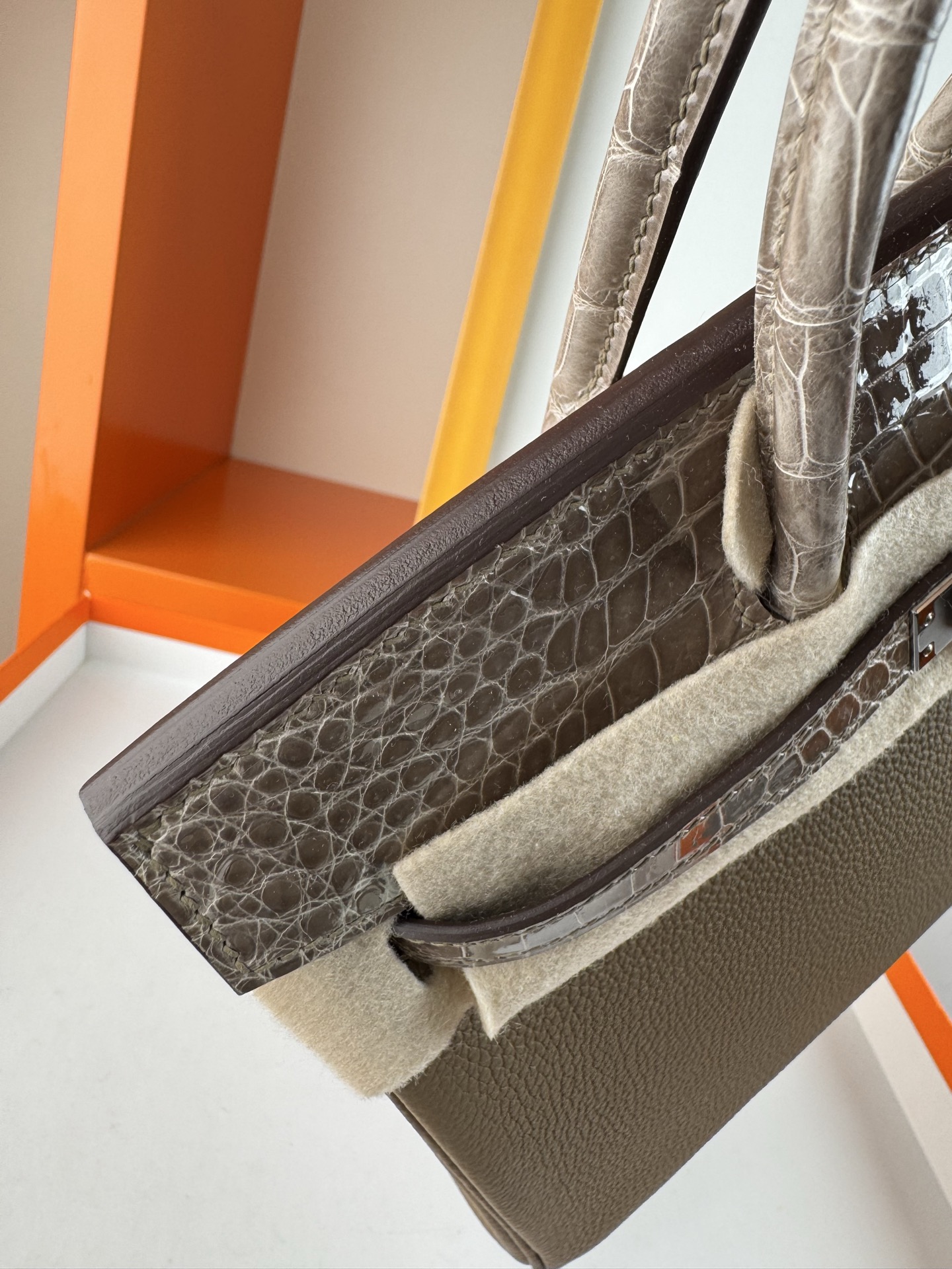 Elegant Birkin 25cm Touch Handbag in Togo Leather and Crocodile Skin 5 i1748233196593 9817 0 4