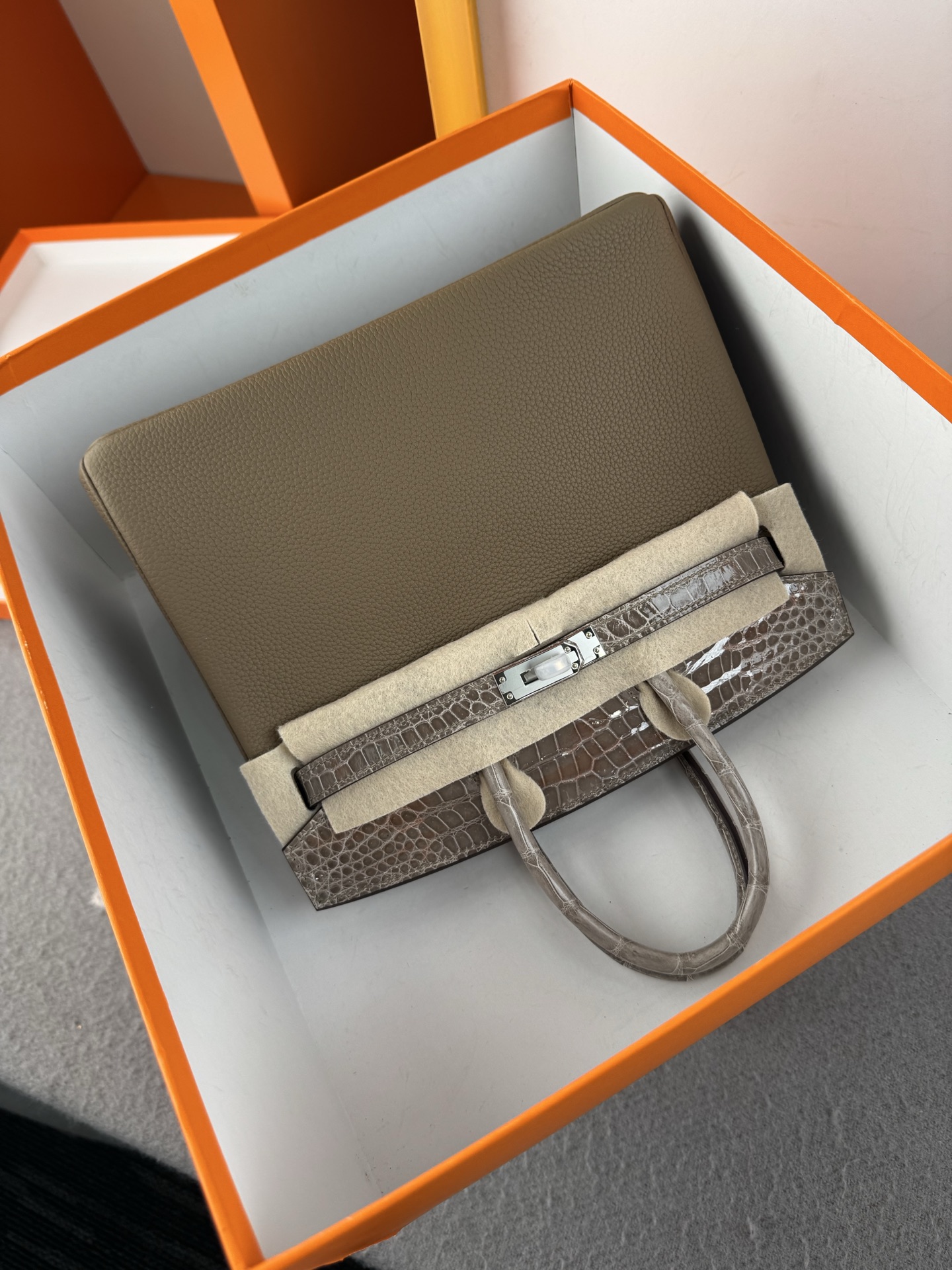 Elegant Birkin 25cm Touch Handbag in Togo Leather and Crocodile Skin 9 i1748233202612 1629 0 8