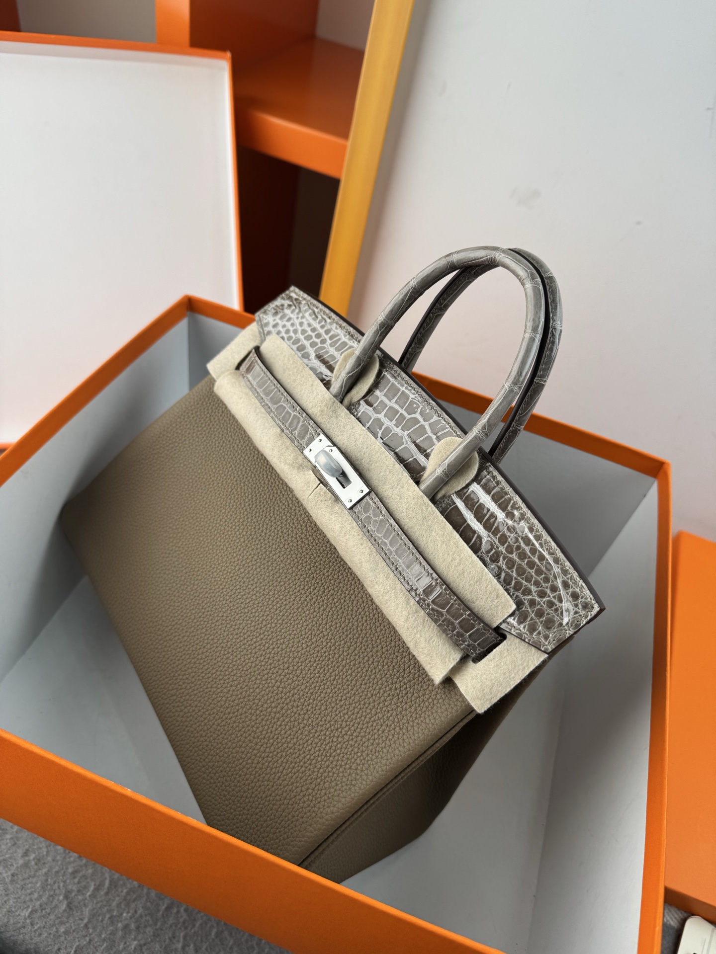 Elegant Birkin 25cm Touch Handbag in Togo Leather and Crocodile Skin 8 i1748233205254 8450 0 7