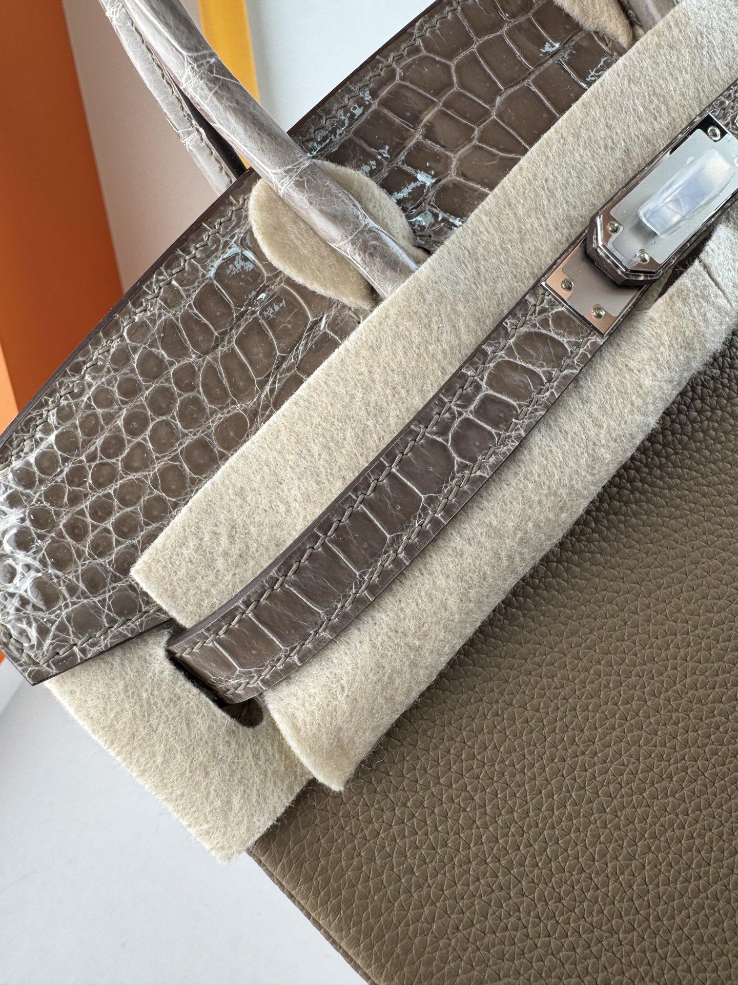 Elegant Birkin 25cm Touch Handbag in Togo Leather and Crocodile Skin 6 i1748233234981 4553 0 5