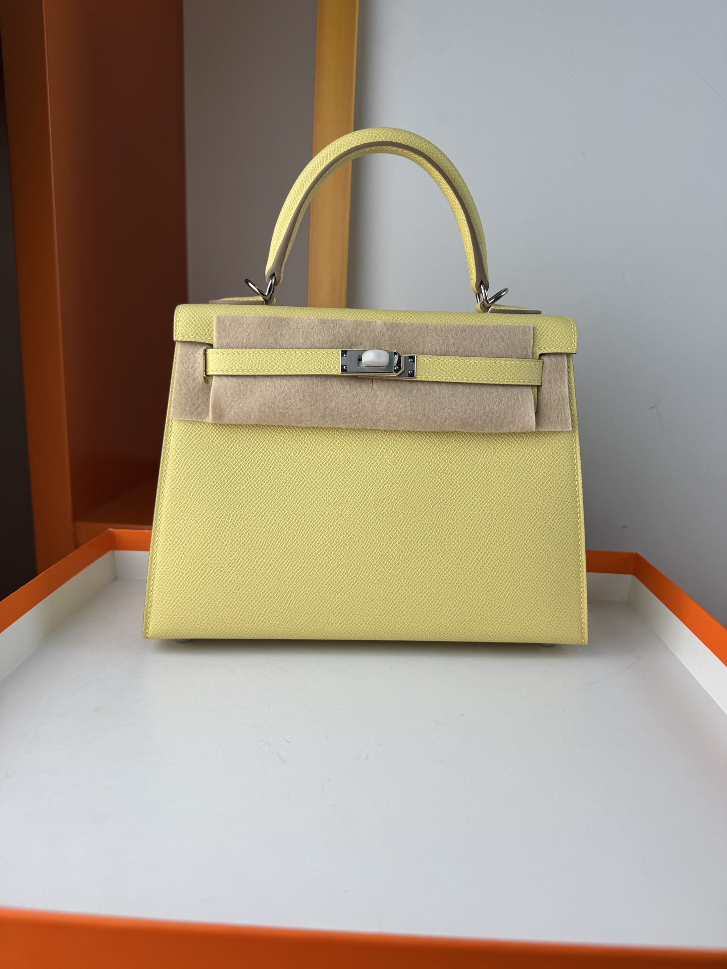 NO:698033,Spot KL25 chicken yellow French haas imported esom original leather Kelly 25 full hand sewing wax thread all steel hardware lining original goatskin, Hermes, hermes, sheepskin, Hermes,19860909现货KL25 小鸡黄 法国haas进口esom原厂皮凯莉25 全手缝蜡线 全钢五金 内里原版山羊皮,爱马仕,hermes,sheepskin,Hermes,,Bag