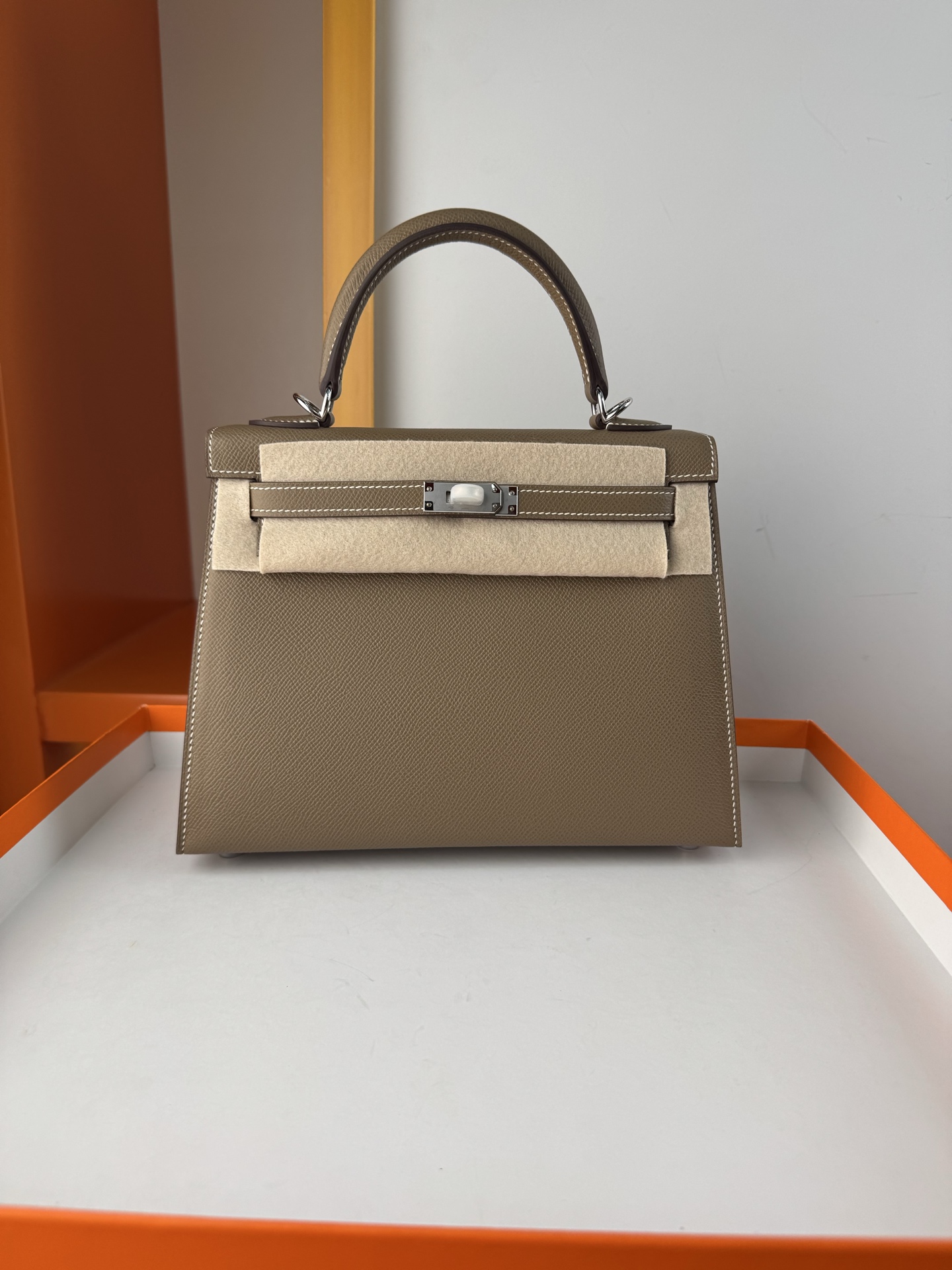 NO:698042,Spot KL25 Elephant Gray French haas imported esom original leather Kelly 25 Fully hand-stitched wax thread All-steel hardware Original goatskin lining, Hermes, hermes, sheepskin, Hermes,19860909现货KL25 大象灰 法国haas进口esom原厂皮凯莉25 全手缝蜡线 全钢五金 内里原版山羊皮,爱马仕,hermes,sheepskin,Hermes,,Bag