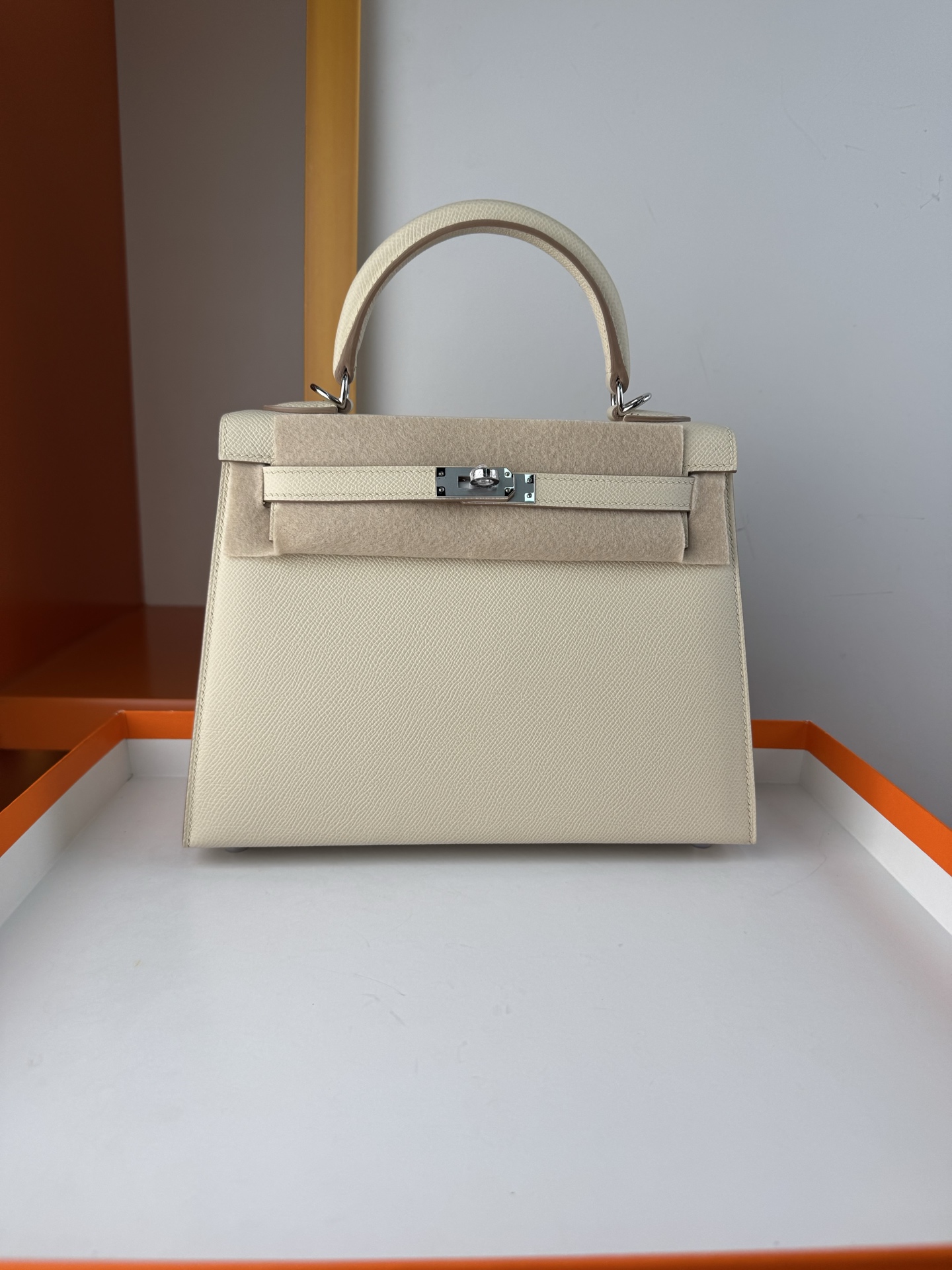 NO:698024,In stock KL25 milkshake white French haas imported esom original leather Kelly 25 full hand sewing wax thread all steel hardware lining original goatskin, Hermes, hermes, sheepskin, Hermes,19860909现货KL25 奶昔白 法国haas进口esom原厂皮凯莉25 全手缝蜡线 全钢五金 内里原版山羊皮,爱马仕,hermes,sheepskin,Hermes,,Bag