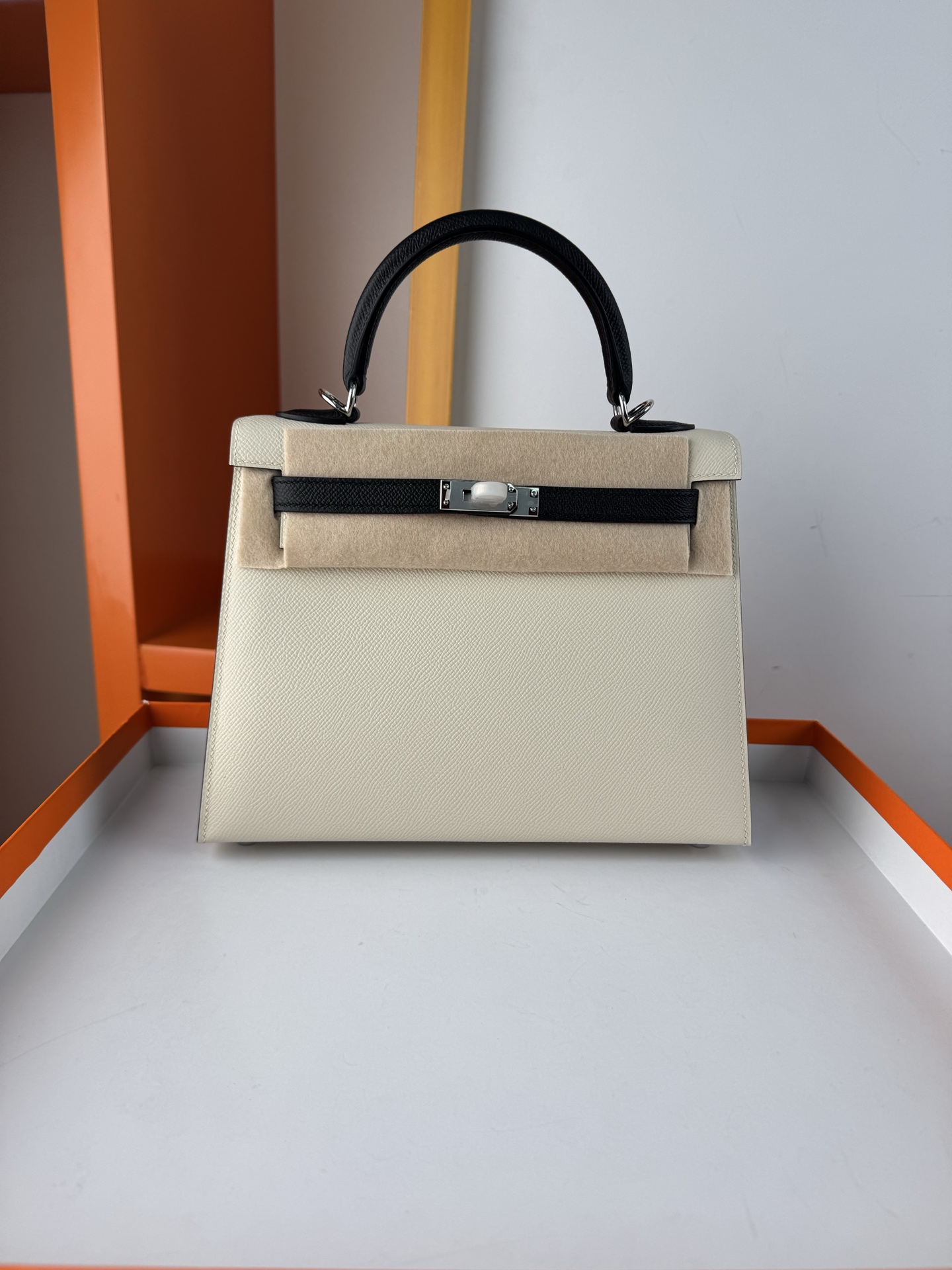 NO:698030,Spot KL25 panda color French haas imported esom original leather Kelly 25, full hand-stitched wax thread, all-steel hardware, original goatskin lining, Hermes, hermes, sheepskin, Hermes,19860909现货KL25 熊猫色 法国haas进口esom原厂皮凯莉25 全手缝蜡线 全钢五金 内里原版山羊皮,爱马仕,hermes,sheepskin,Hermes,,Bag