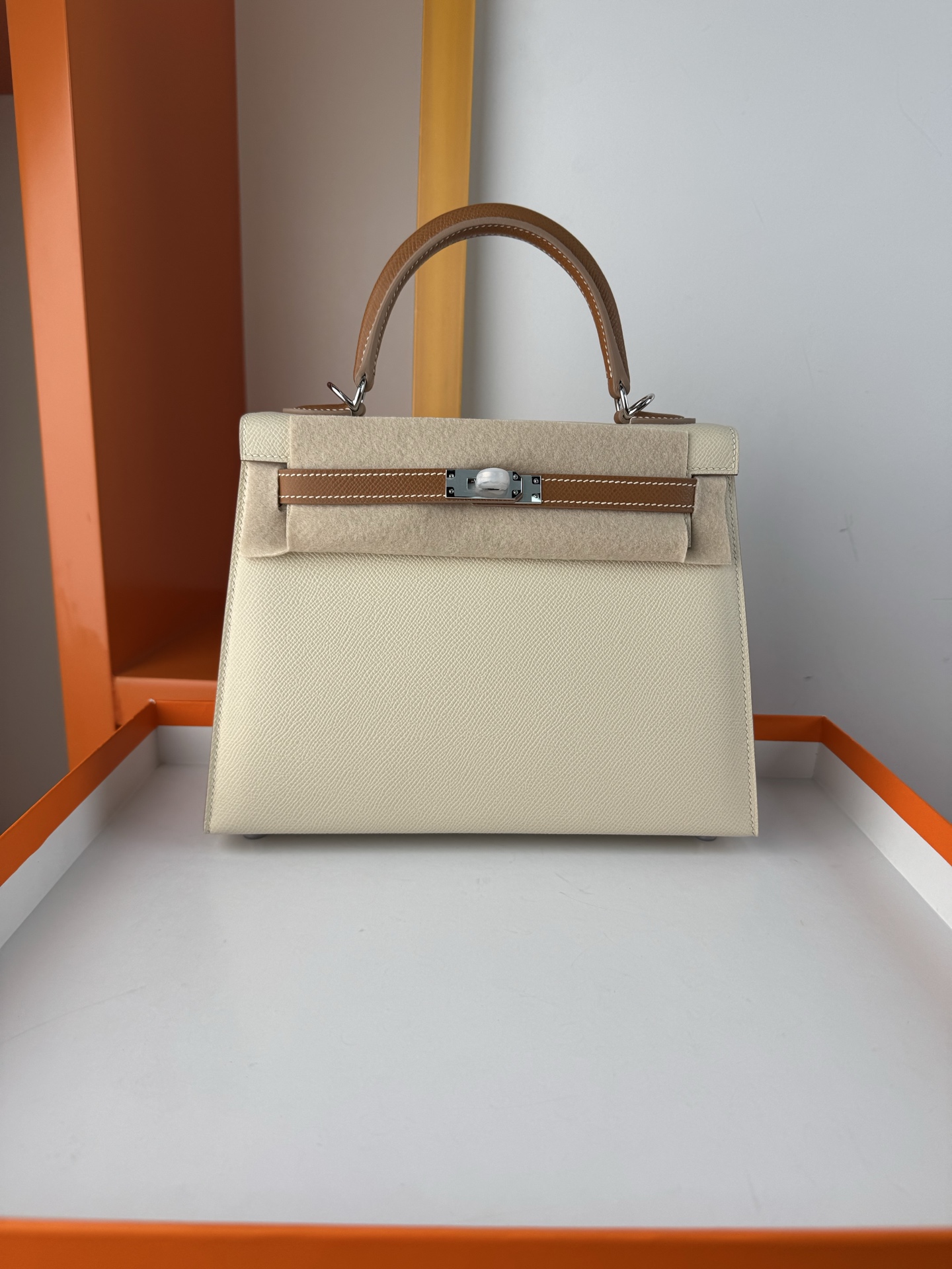 NO:698032,In stock KL25 milkshake white/golden brown French haas imported esom original leather Kelly 25 full hand sewing wax thread all steel hardware lining original goatskin, Hermes, hermes, sheepskin, Hermes,19860909现货KL25 奶昔白/金棕 法国haas进口esom原厂皮凯莉25 全手缝蜡线 全钢五金 内里原版山羊皮,爱马仕,hermes,sheepskin,Hermes,,Bag