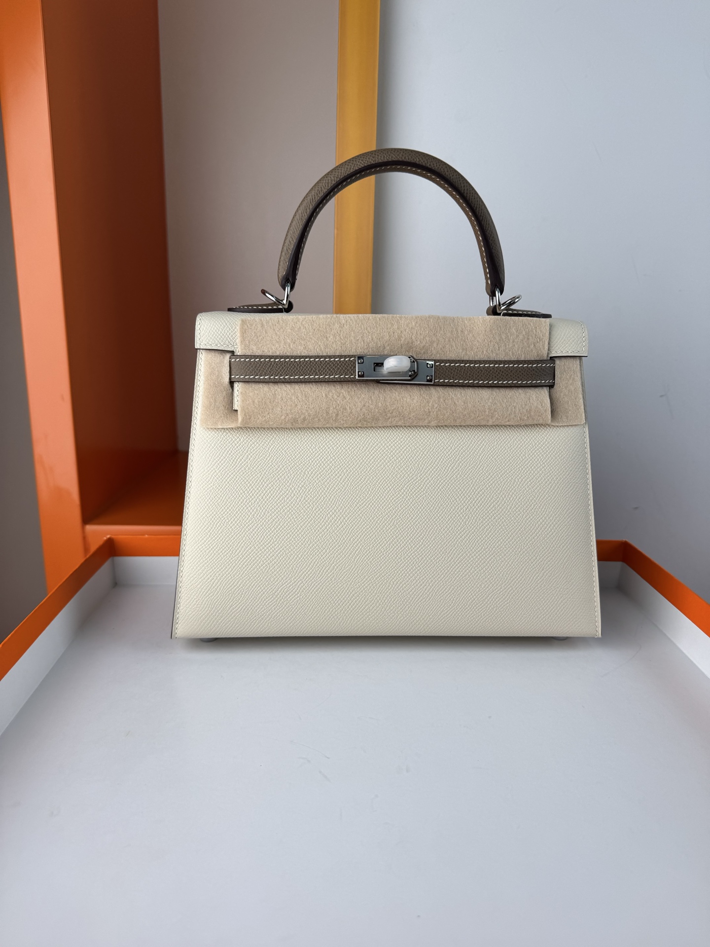 NO:698034,In stock KL25 milkshake white/elephant gray French haas imported esom original leather Kelly 25, full hand-stitched wax thread, all-steel hardware, original goatskin lining, Hermes, hermes, sheepskin, Hermes,19860909现货KL25 奶昔白/大象灰 法国haas进口esom原厂皮凯莉25 全手缝蜡线 全钢五金 内里原版山羊皮,爱马仕,hermes,sheepskin,Hermes,,Bag