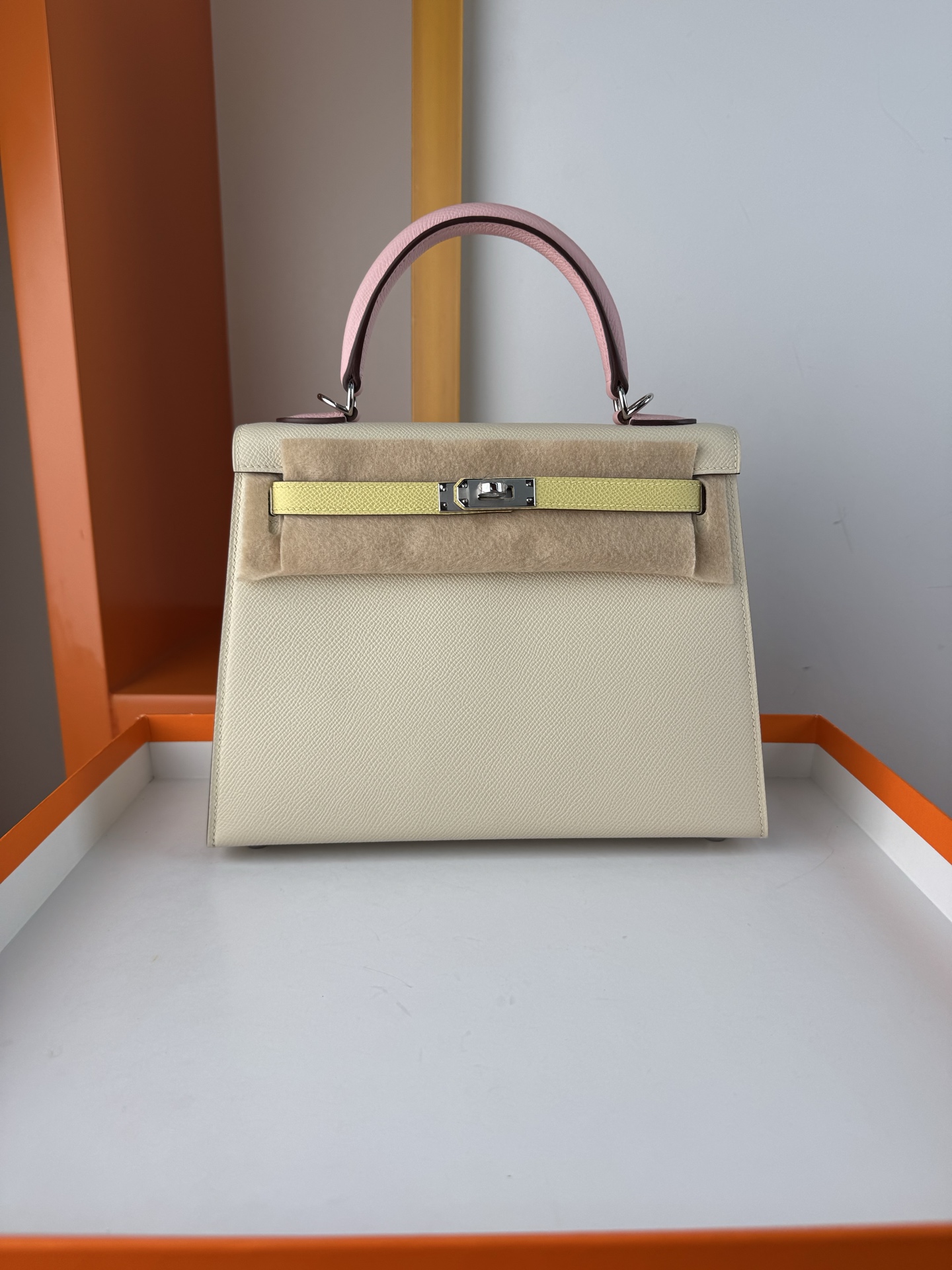 NO:698041,In stock KL25 milkshake white/chicken yellow/3Q powder French haas imported esom original leather Kelly 25 full hand sewing wax thread all steel hardware lining original goatskin, Hermes, hermes, sheepskin, Hermes,19860909现货KL25 奶昔白/小鸡黄/3Q粉 法国haas进口esom原厂皮凯莉25 全手缝蜡线 全钢五金 内里原版山羊皮,爱马仕,hermes,sheepskin,Hermes,,Bag