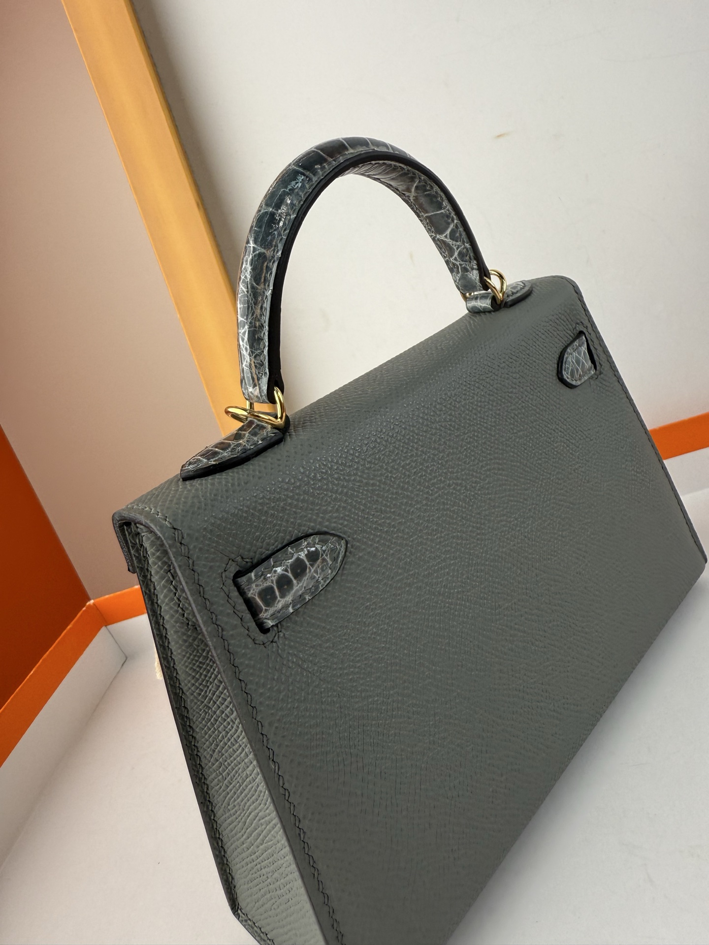 现货✨ touch mini Kelly 

法国haas原厂皮epsom皮凯莉19cm KL2代

全手缝蜡线🧵内里原版绵羊皮 全钢五金