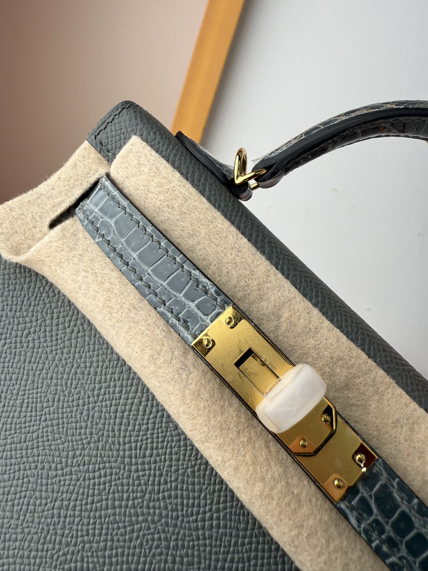 现货✨ touch mini Kelly 

法国haas原厂皮epsom皮凯莉19cm KL2代

全手缝蜡线🧵内里原版绵羊皮 全钢五金